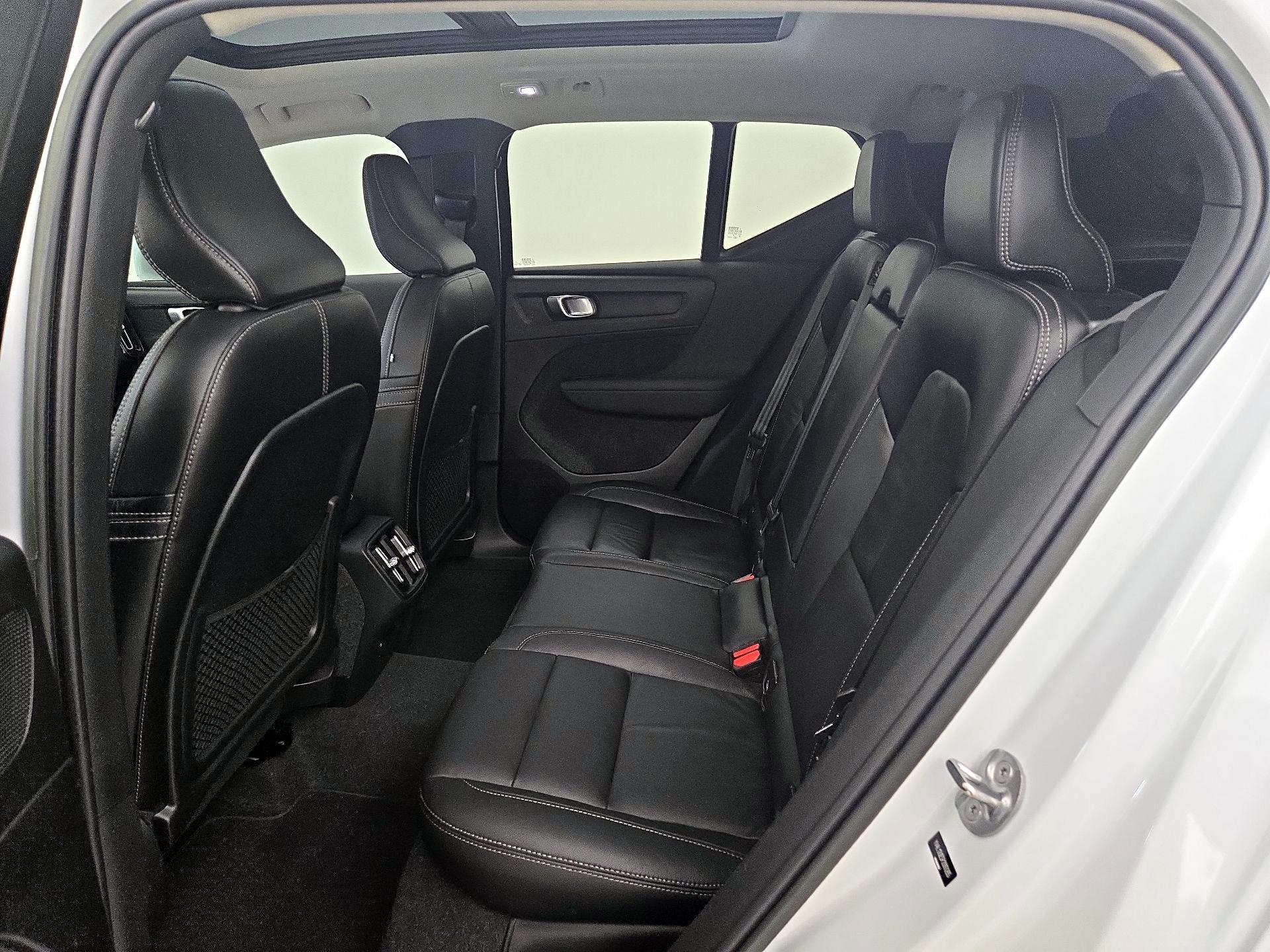 Thumbnail: 2023 Volvo XC40 - 19