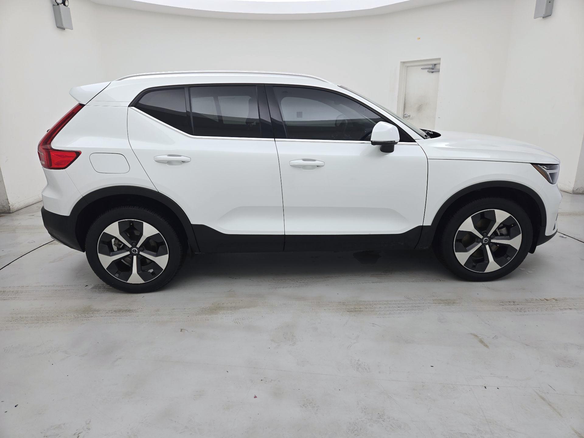 Thumbnail: 2023 Volvo XC40 - 4