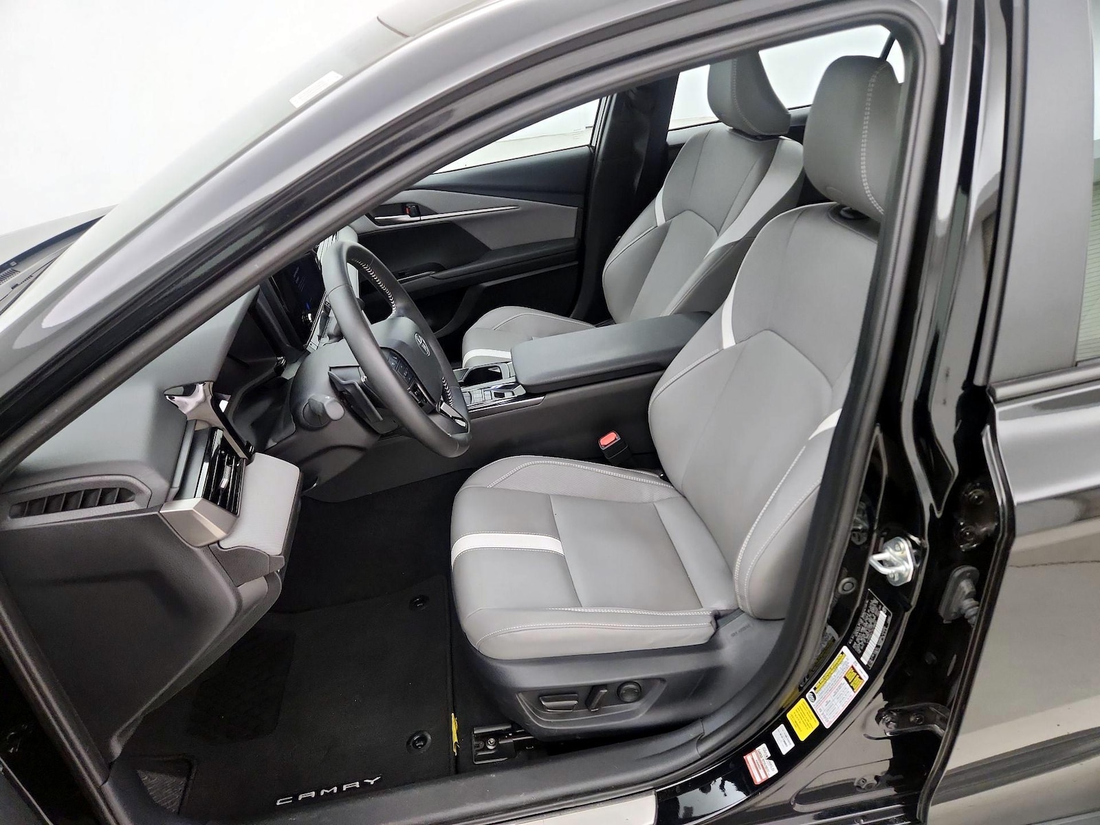 2025 Toyota Camry SE - Photo 12