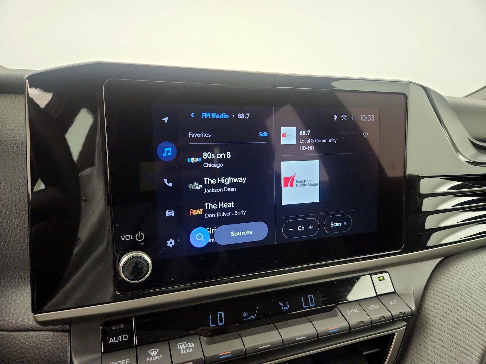 2025 Toyota Camry SE - Photo 16