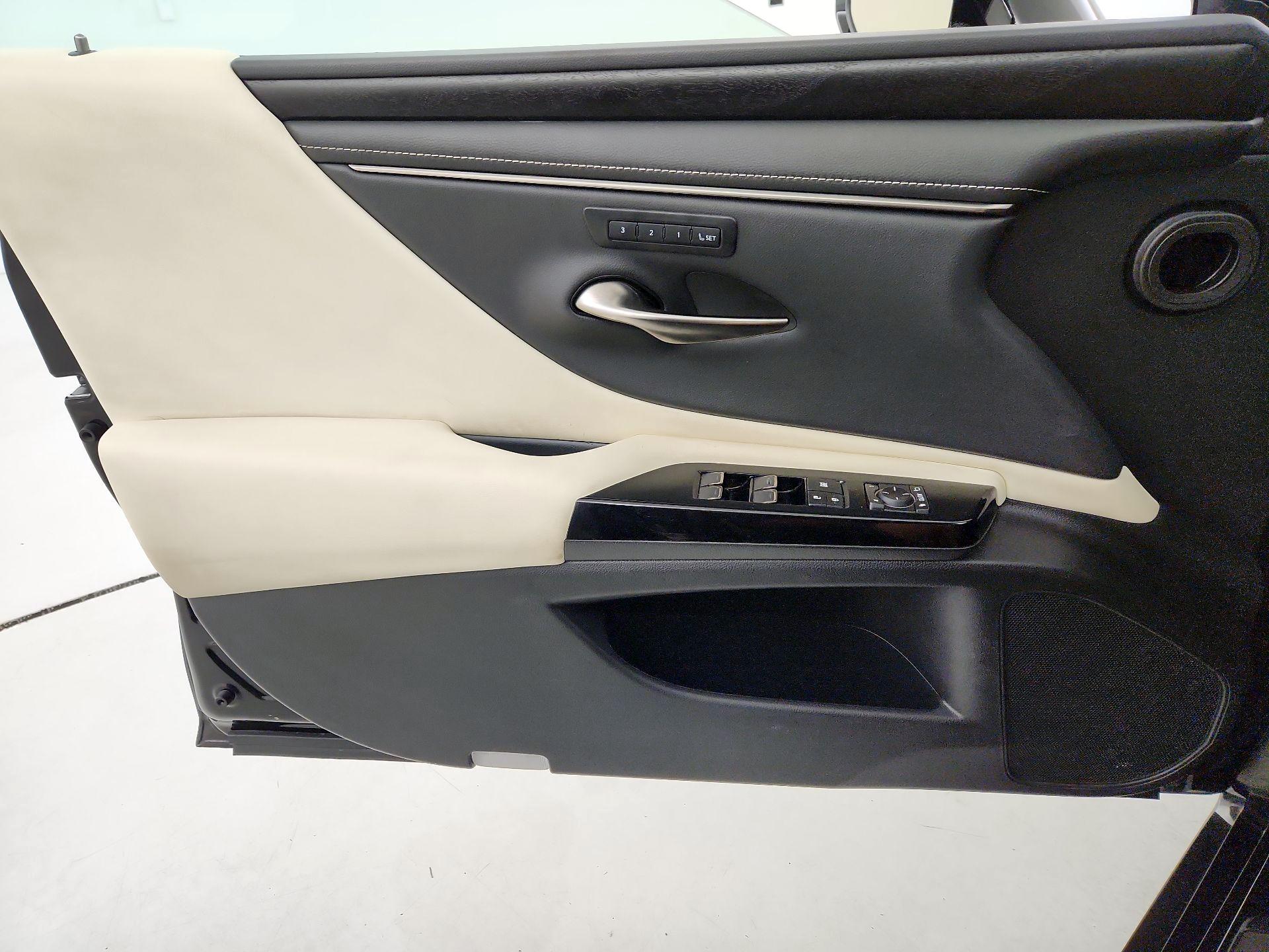 Thumbnail: 2022 Lexus ES - 12