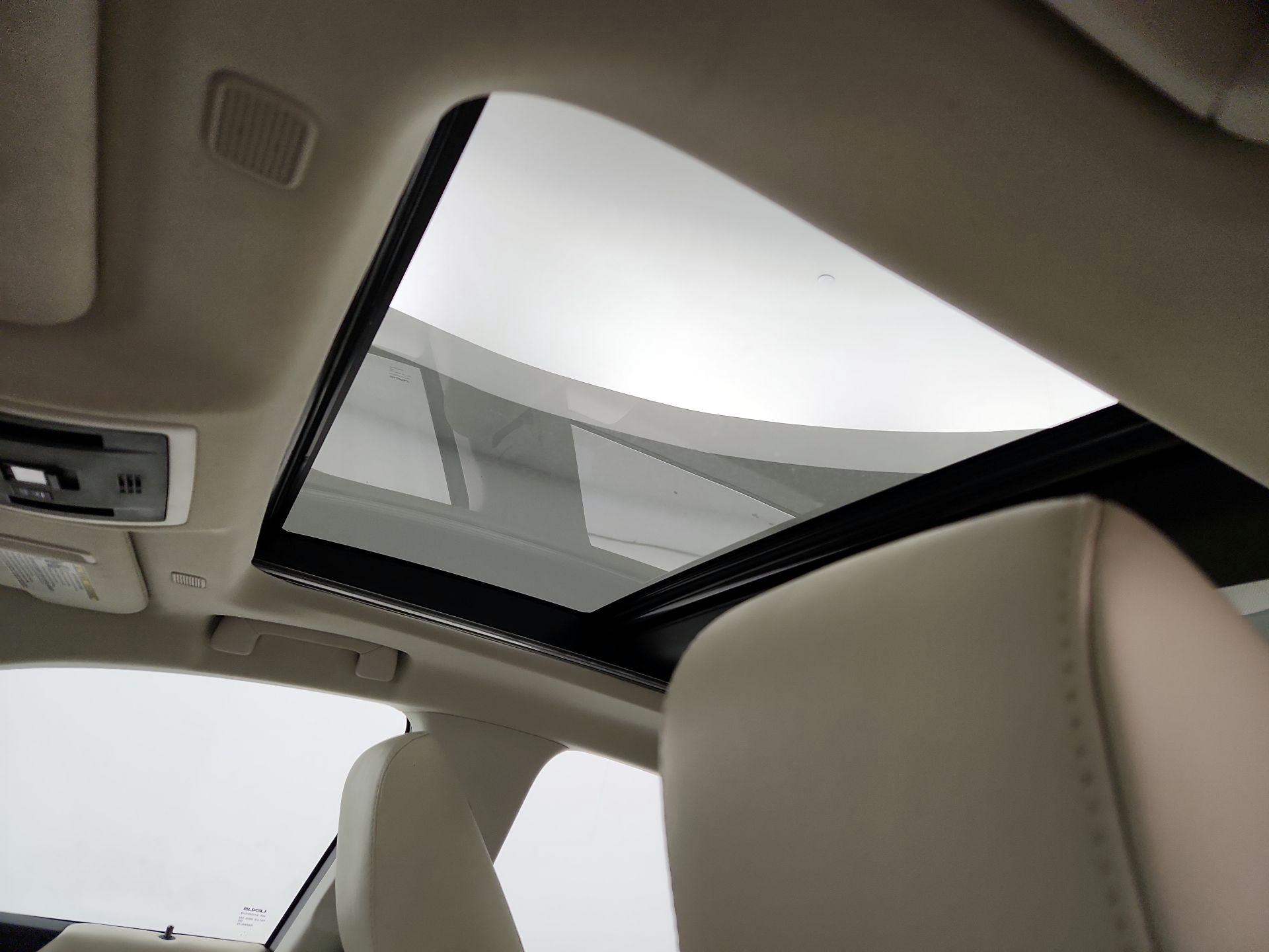 Thumbnail: 2022 Lexus ES - 19