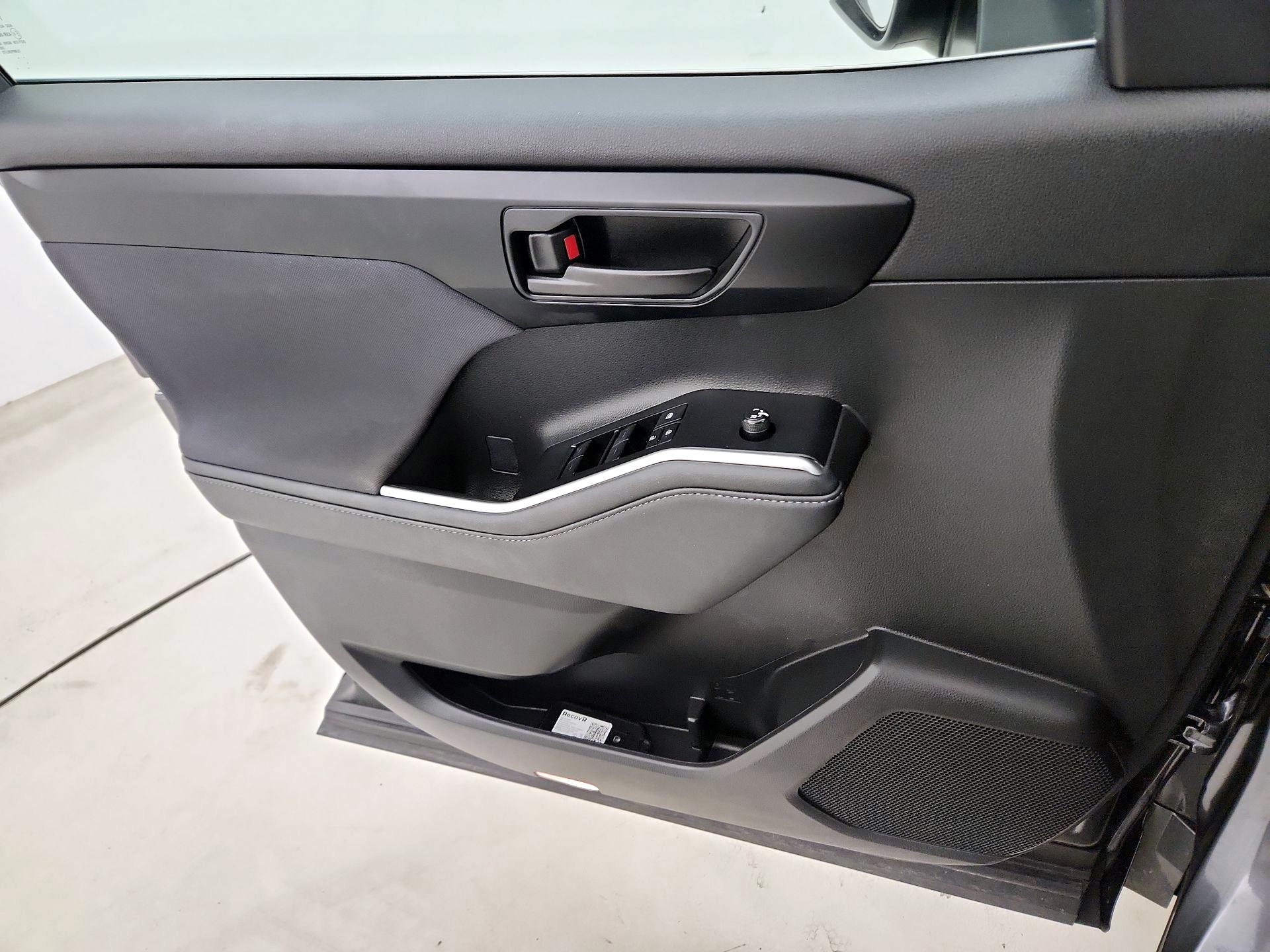 Thumbnail: 2023 Toyota Highlander - 12