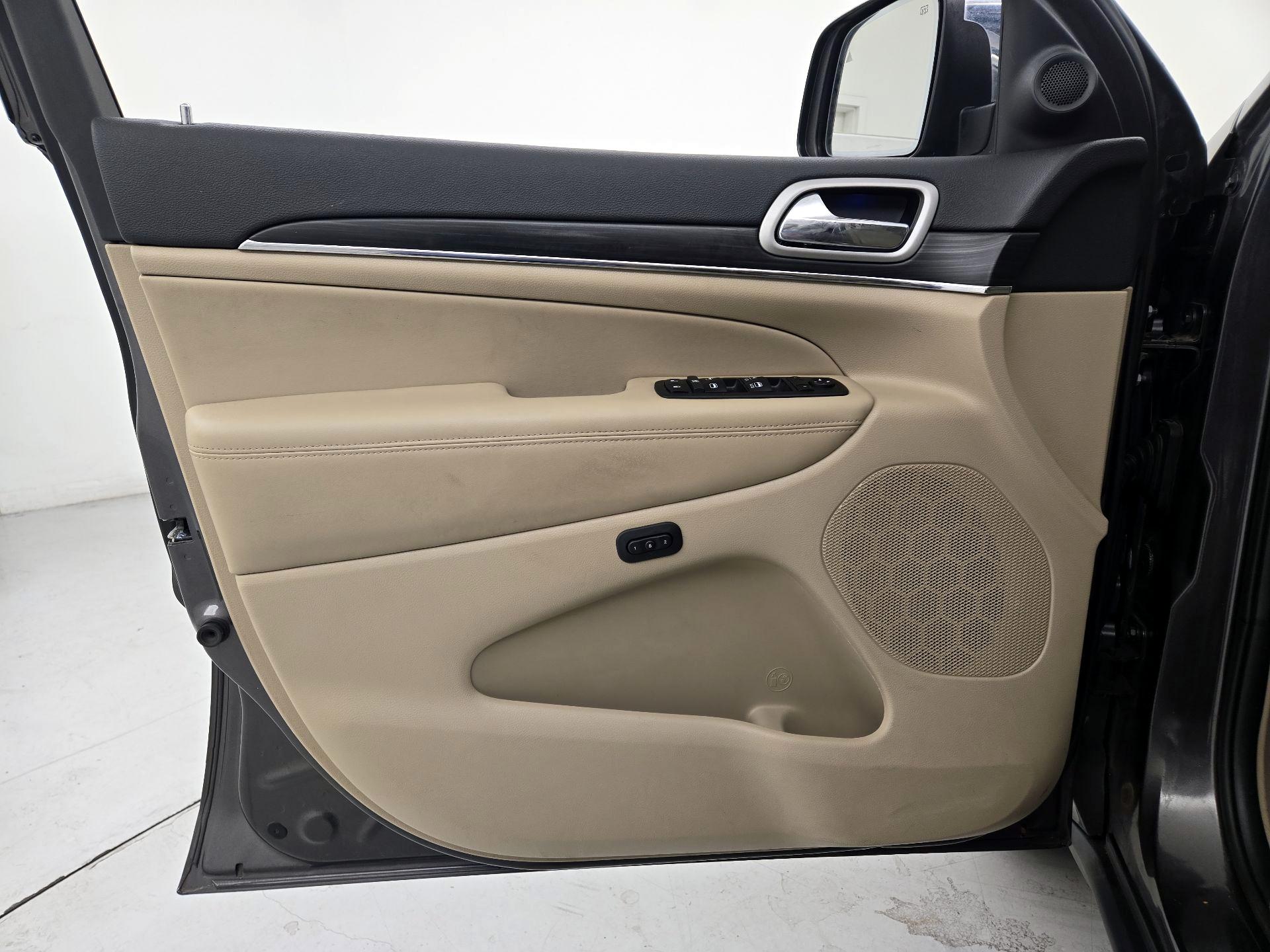 Thumbnail: 2020 Jeep Grand Cherokee - 12