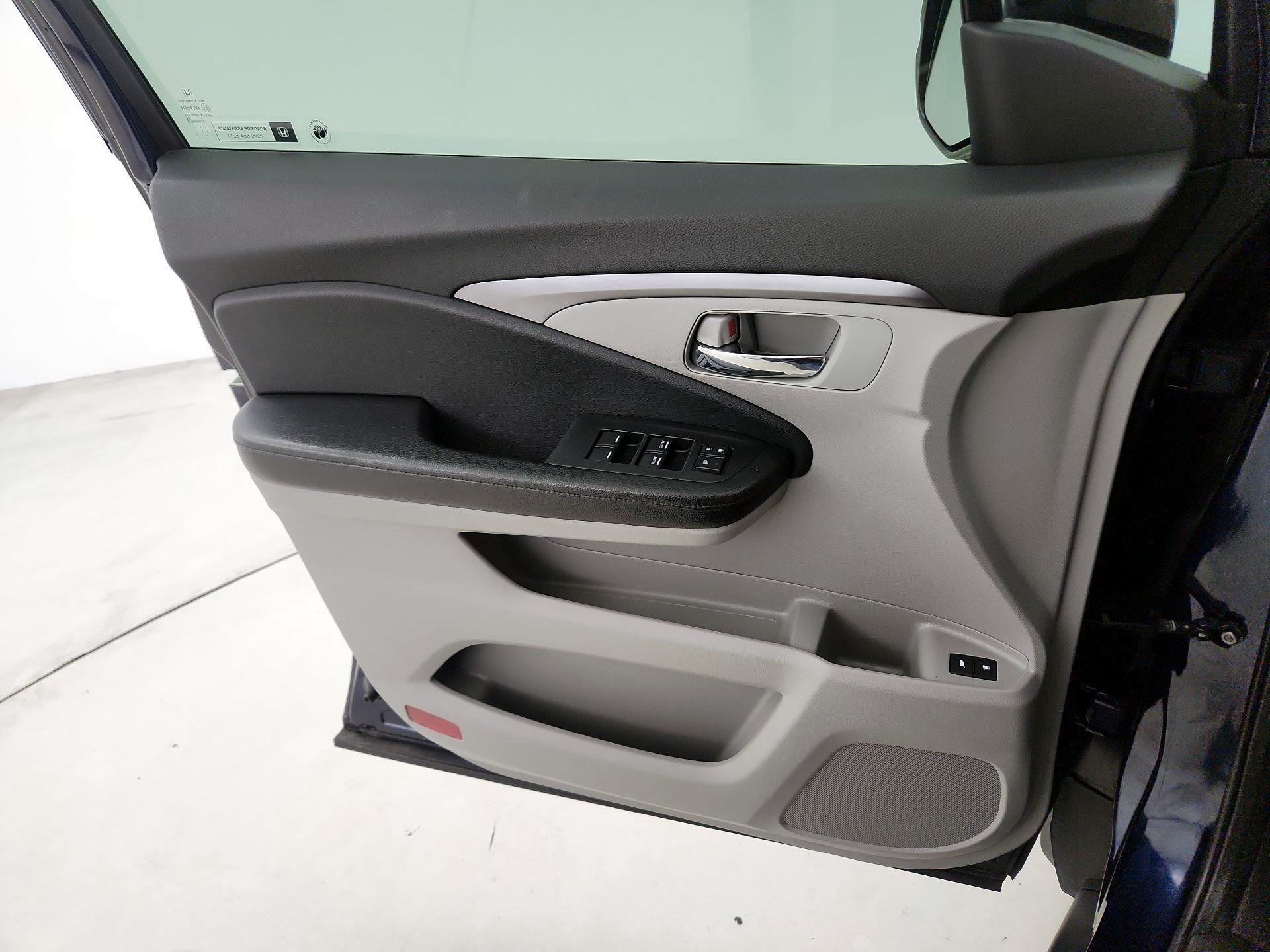 Thumbnail: 2017 Honda Pilot - 12