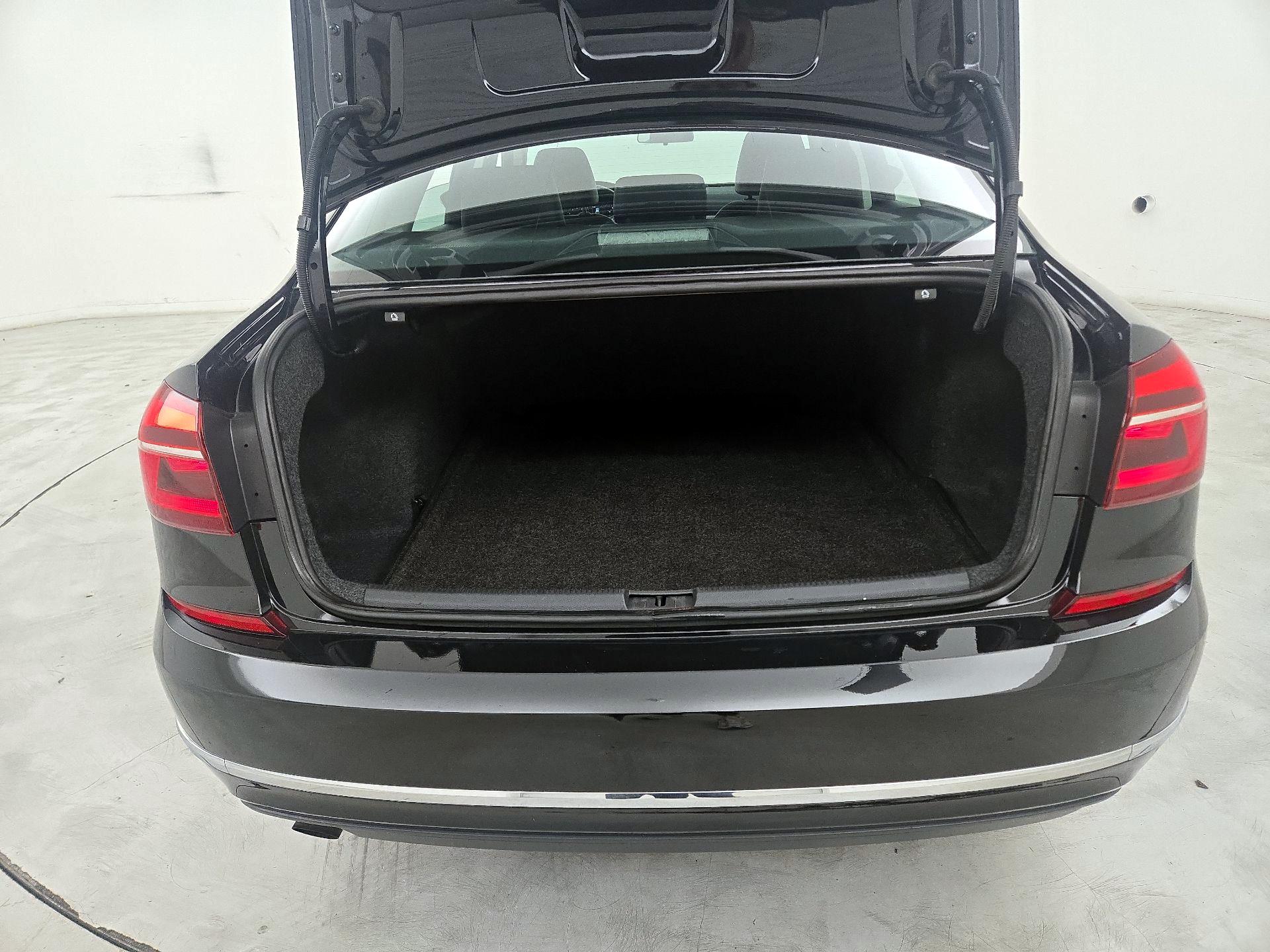 Thumbnail: 2019 Volkswagen Passat - 20