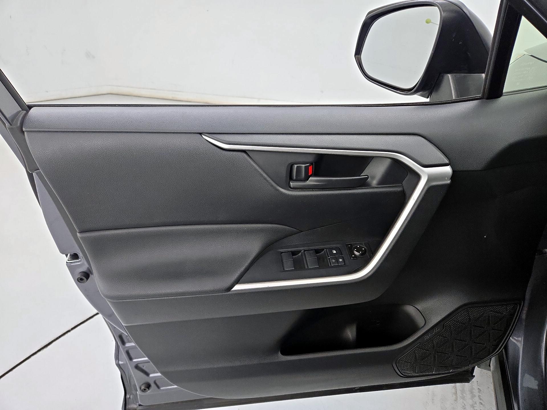 Thumbnail: 2019 Toyota RAV4 - 12
