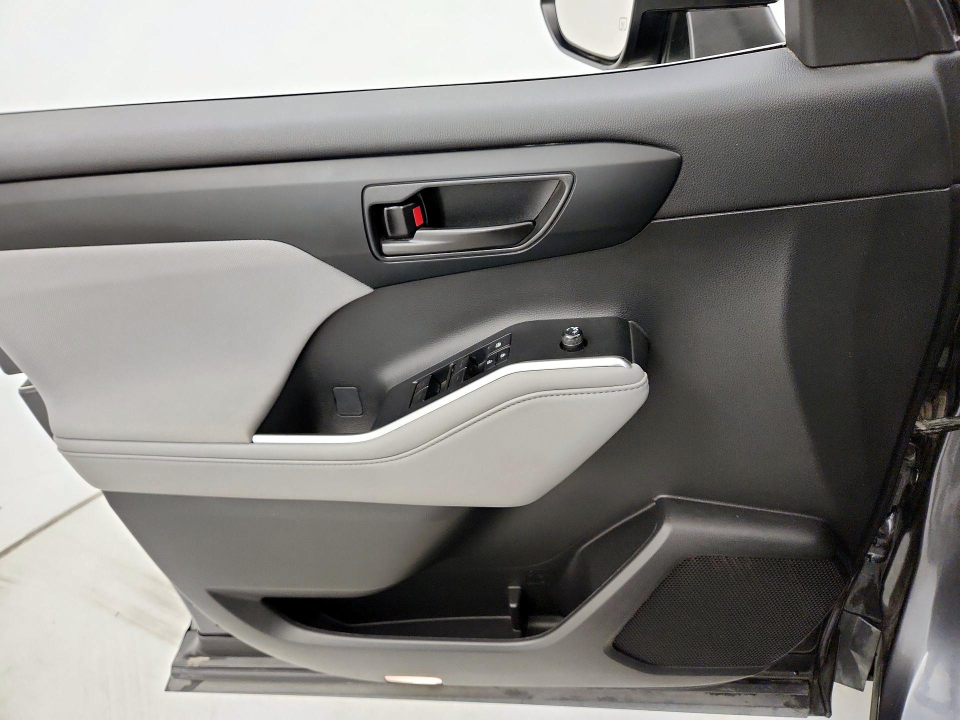 Thumbnail: 2023 Toyota Highlander - 12
