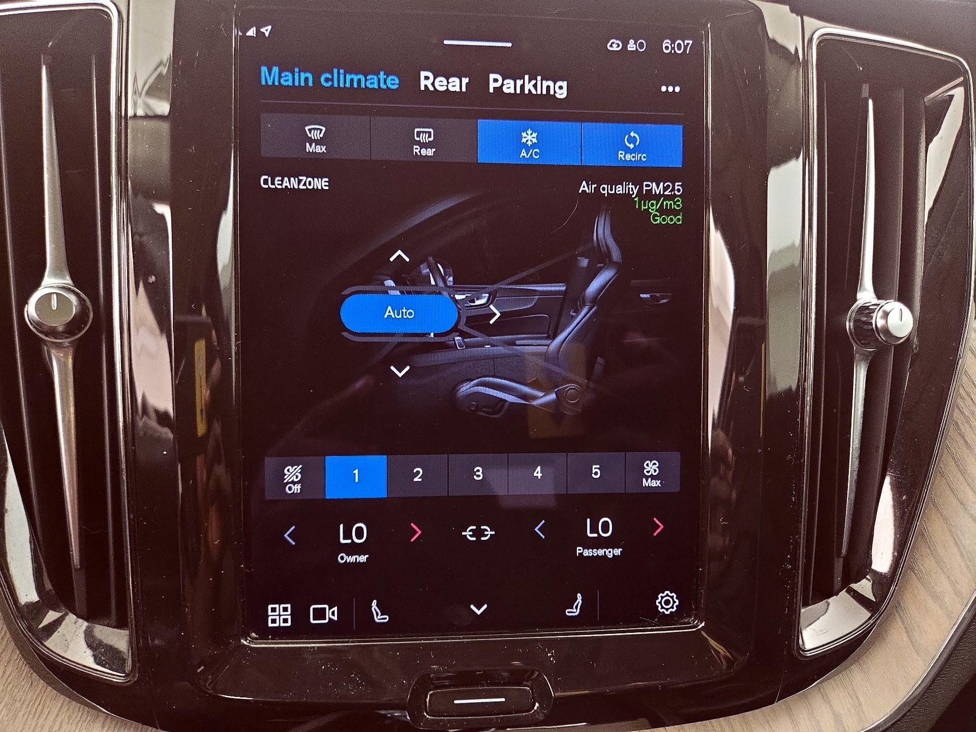 Thumbnail: 2022 Volvo XC60 - 17