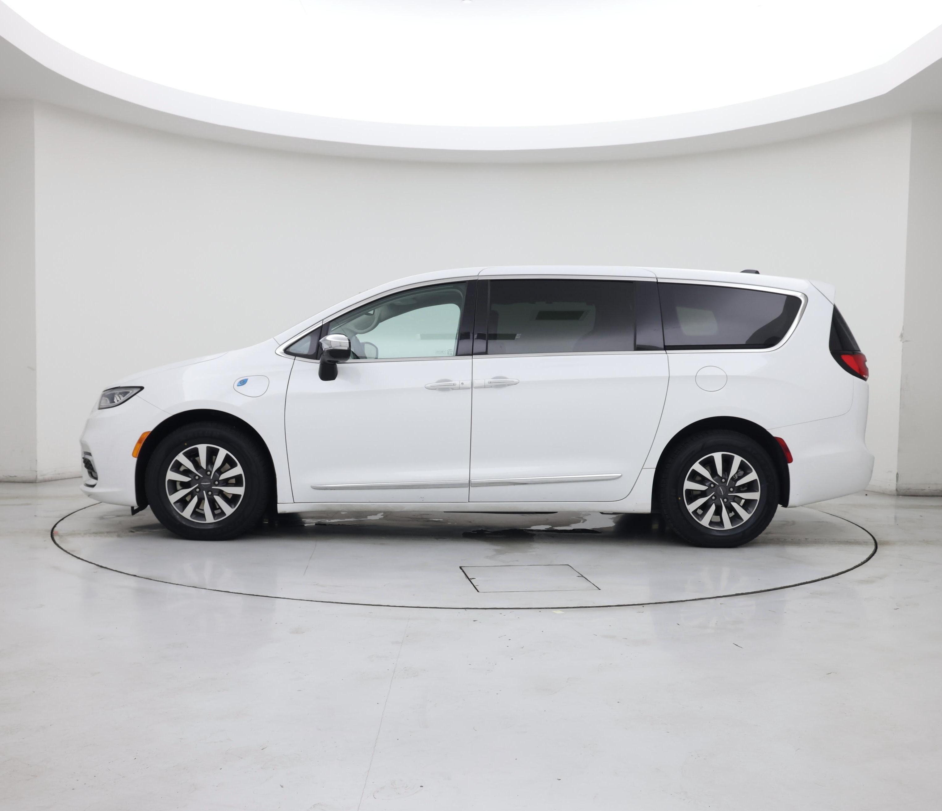 Thumbnail: 2023 Chrysler Pacifica - 3