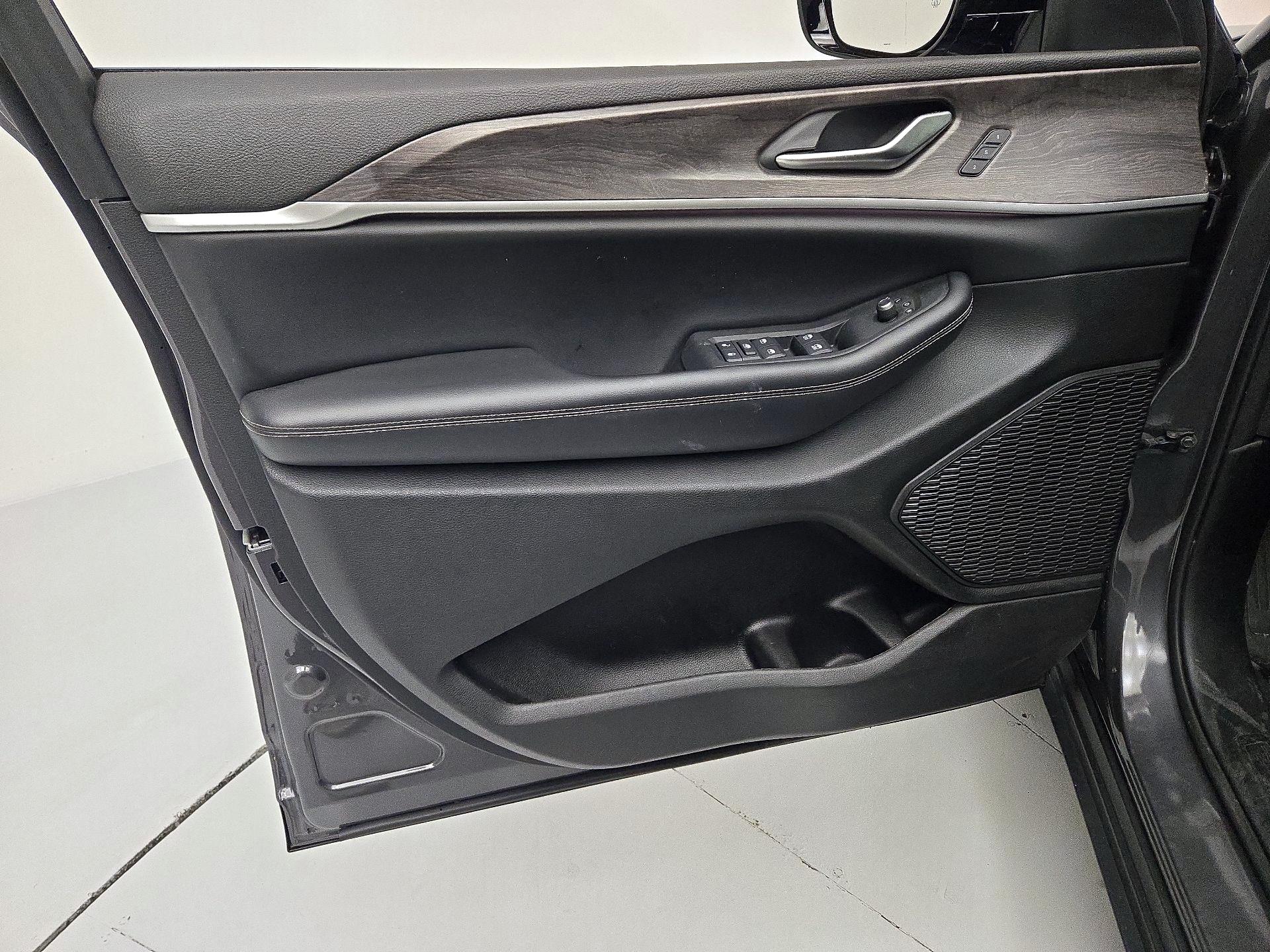 Thumbnail: 2023 Jeep Grand Cherokee - 12