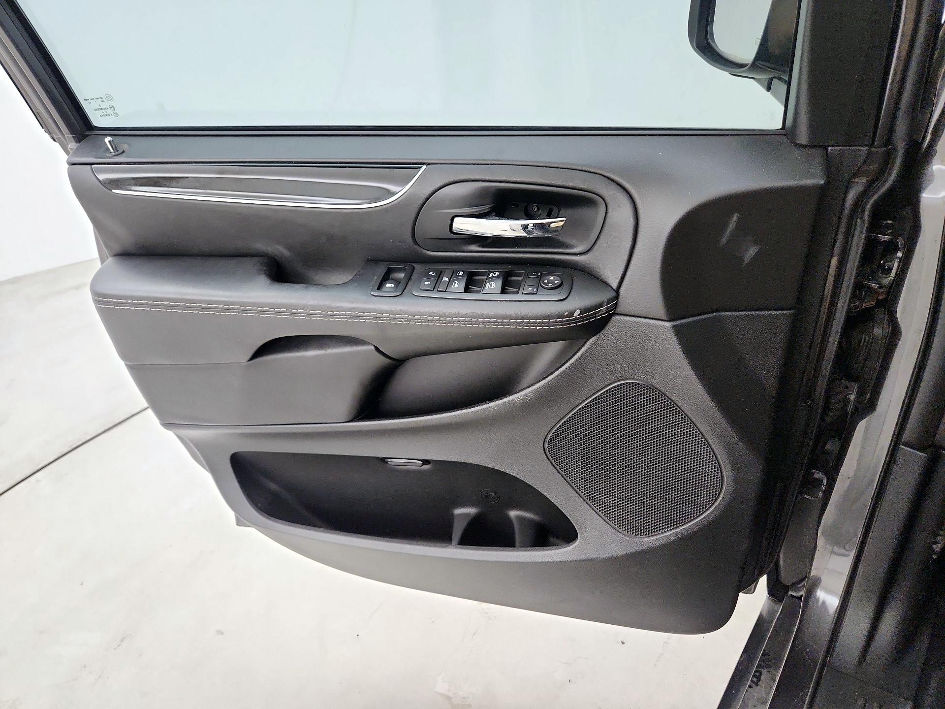 Thumbnail: 2017 Dodge Grand Caravan - 12