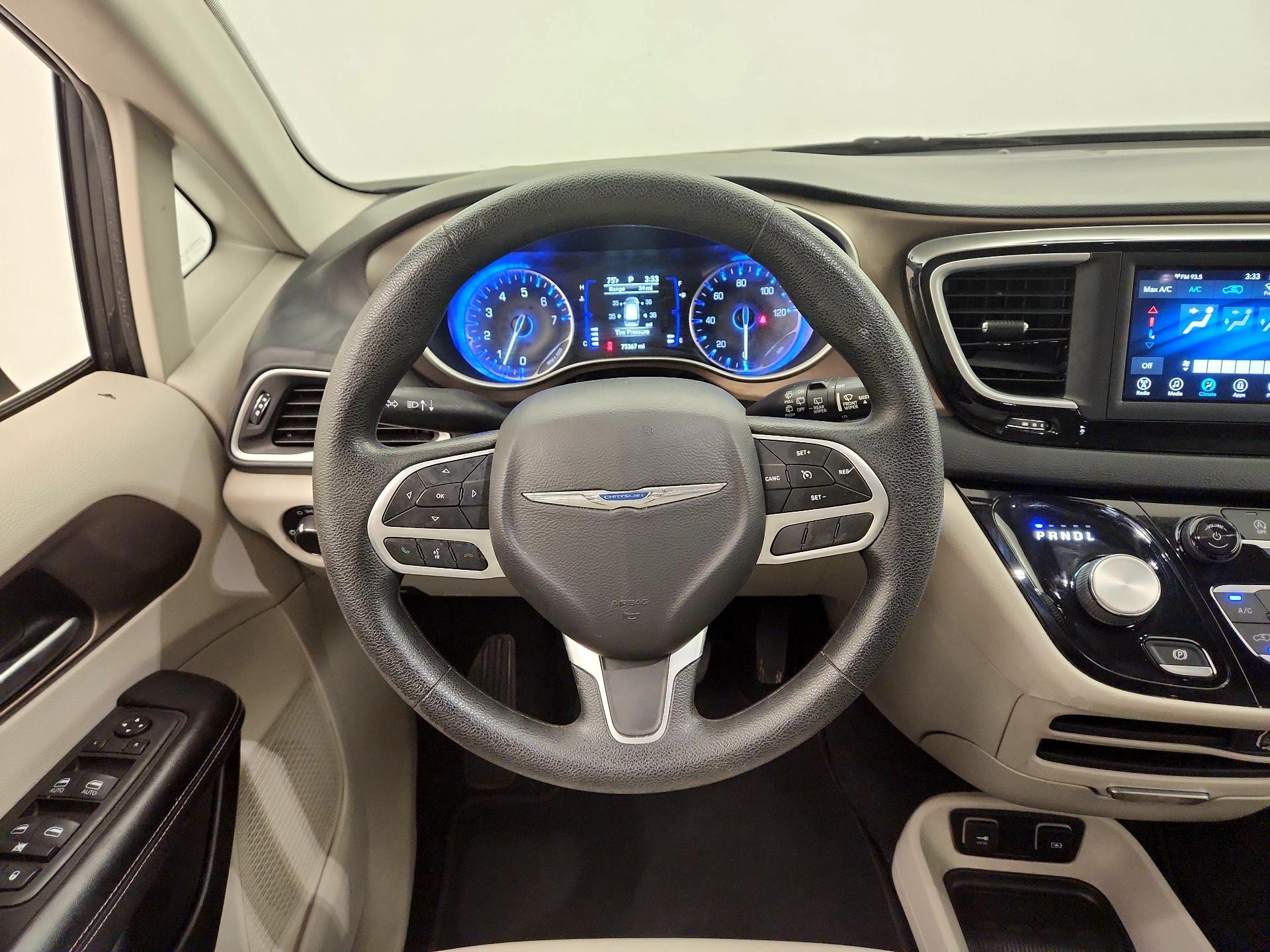 Thumbnail: 2021 Chrysler Voyager - 10