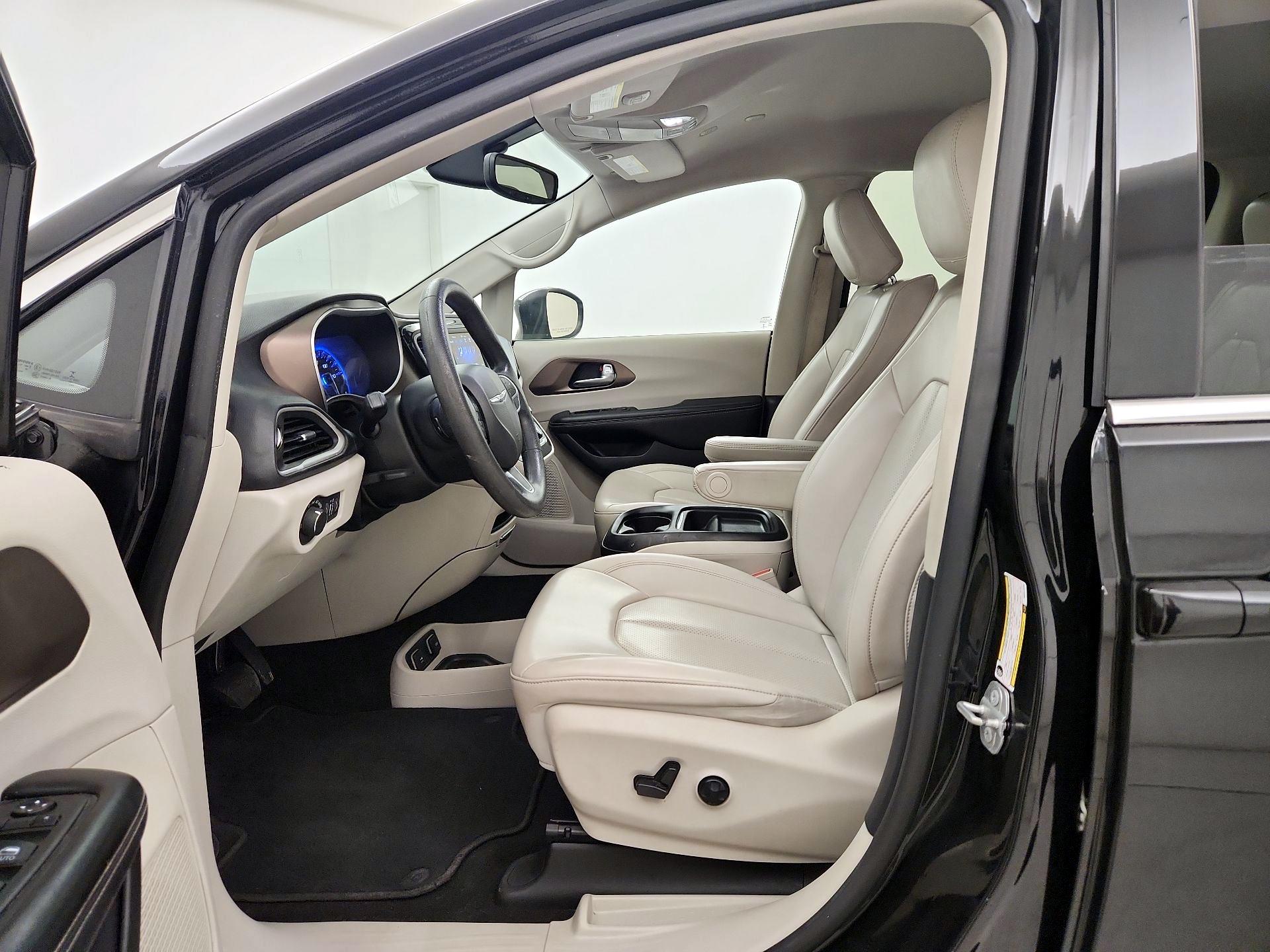 Thumbnail: 2021 Chrysler Voyager - 11