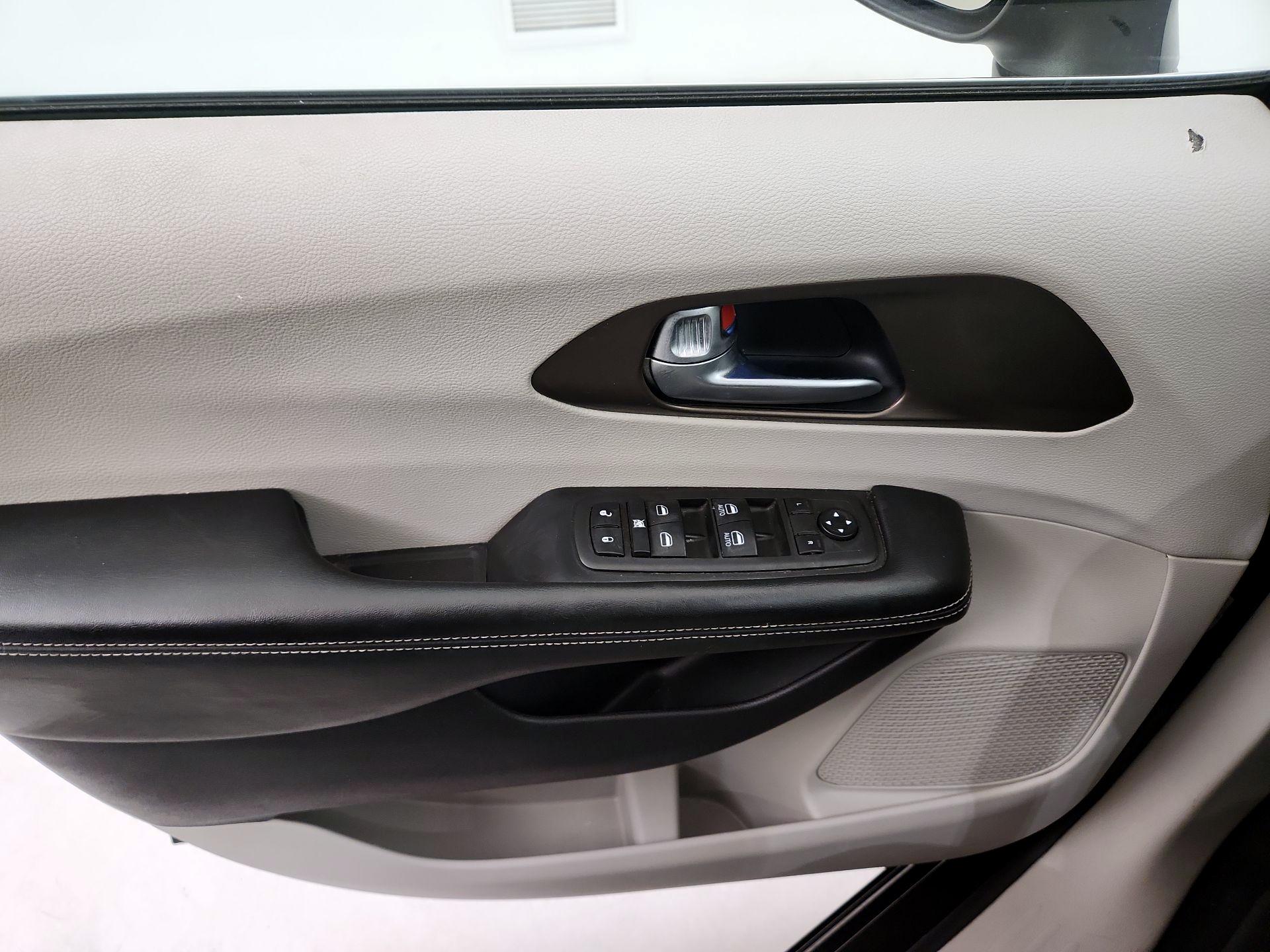 Thumbnail: 2021 Chrysler Voyager - 12