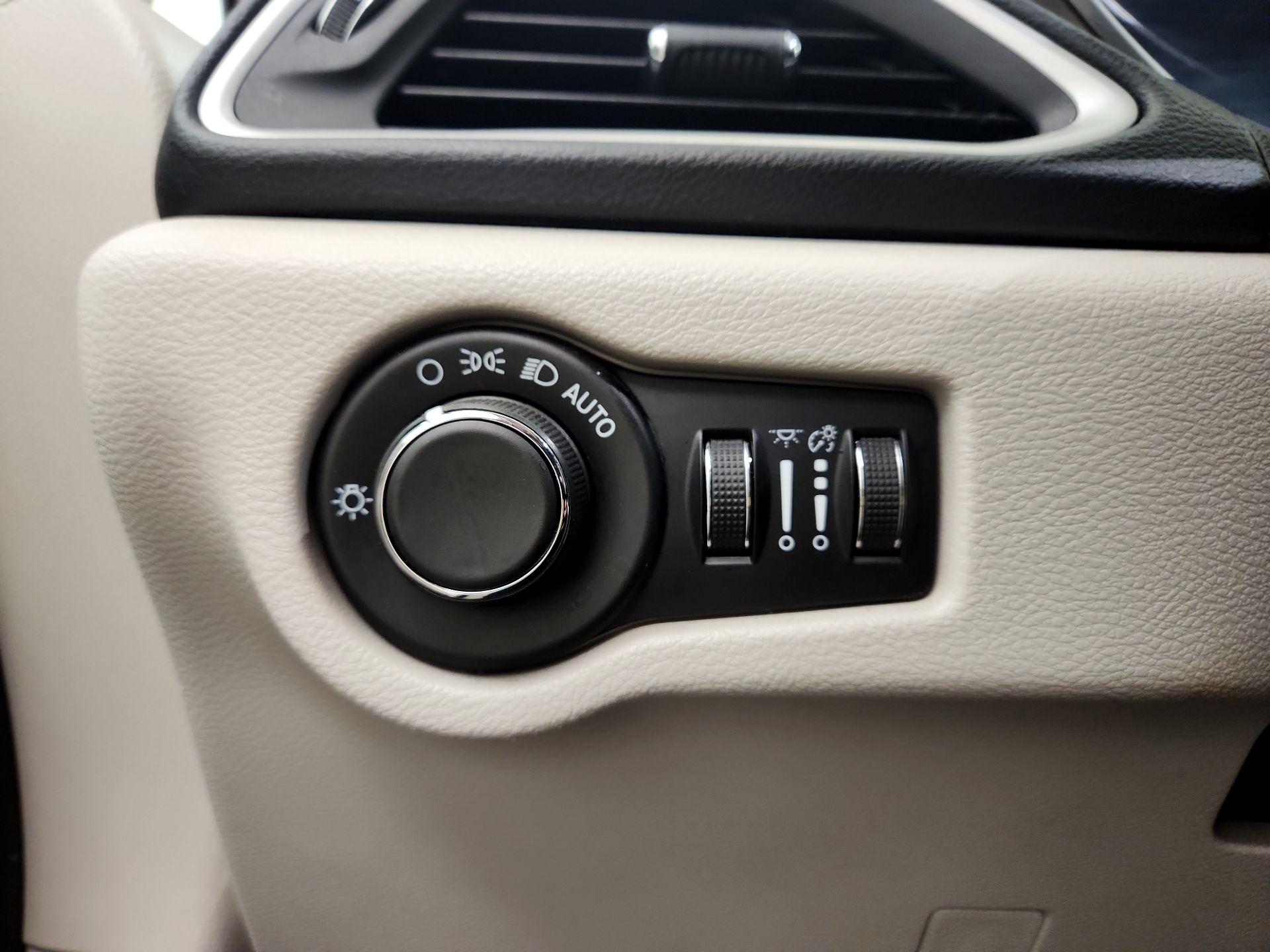 Thumbnail: 2021 Chrysler Voyager - 13