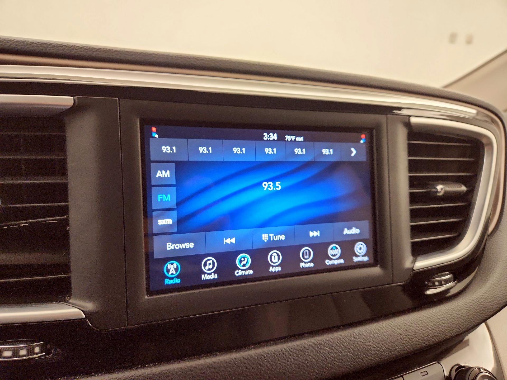 Thumbnail: 2021 Chrysler Voyager - 15