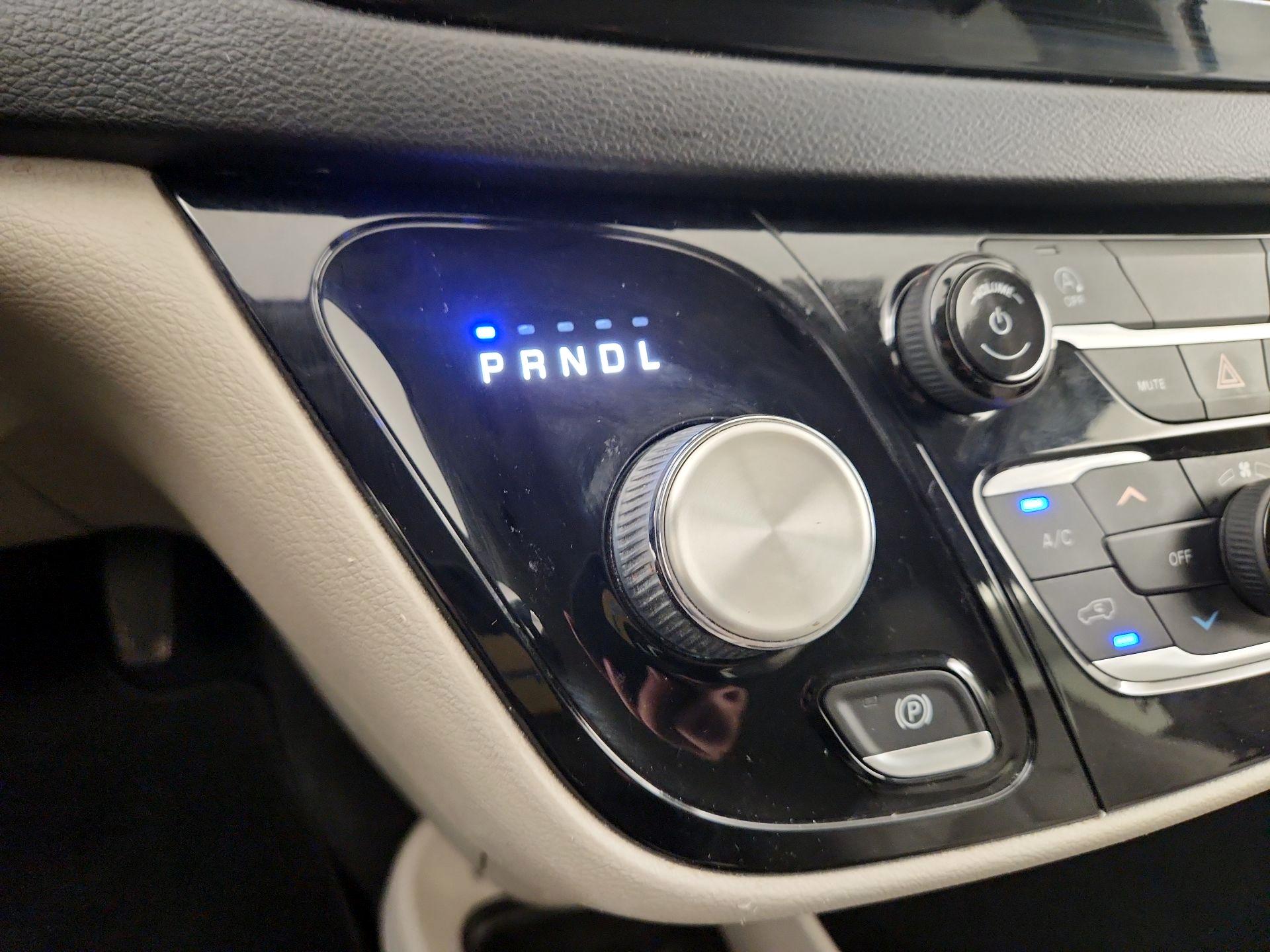 Thumbnail: 2021 Chrysler Voyager - 17