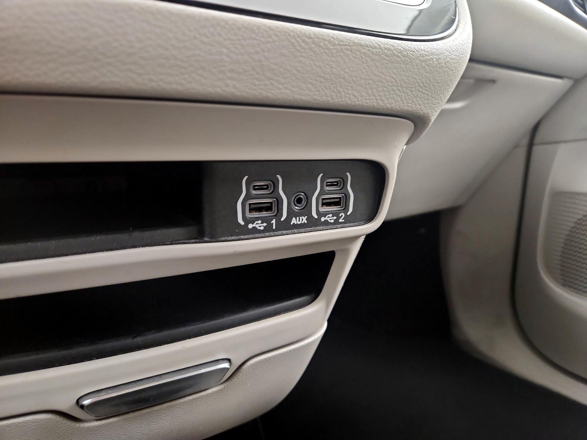 Thumbnail: 2021 Chrysler Voyager - 18