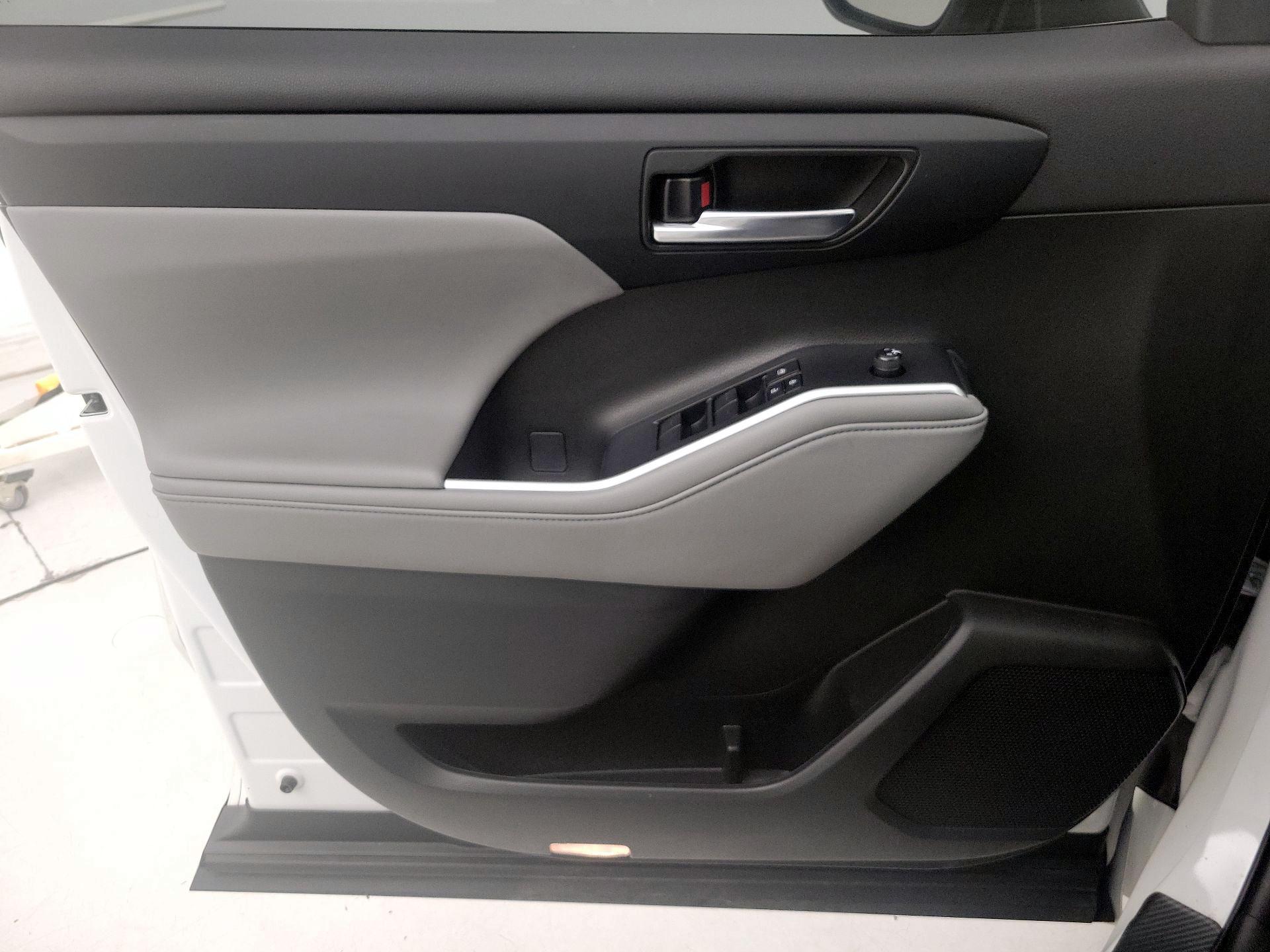 Thumbnail: 2023 Toyota Highlander - 12