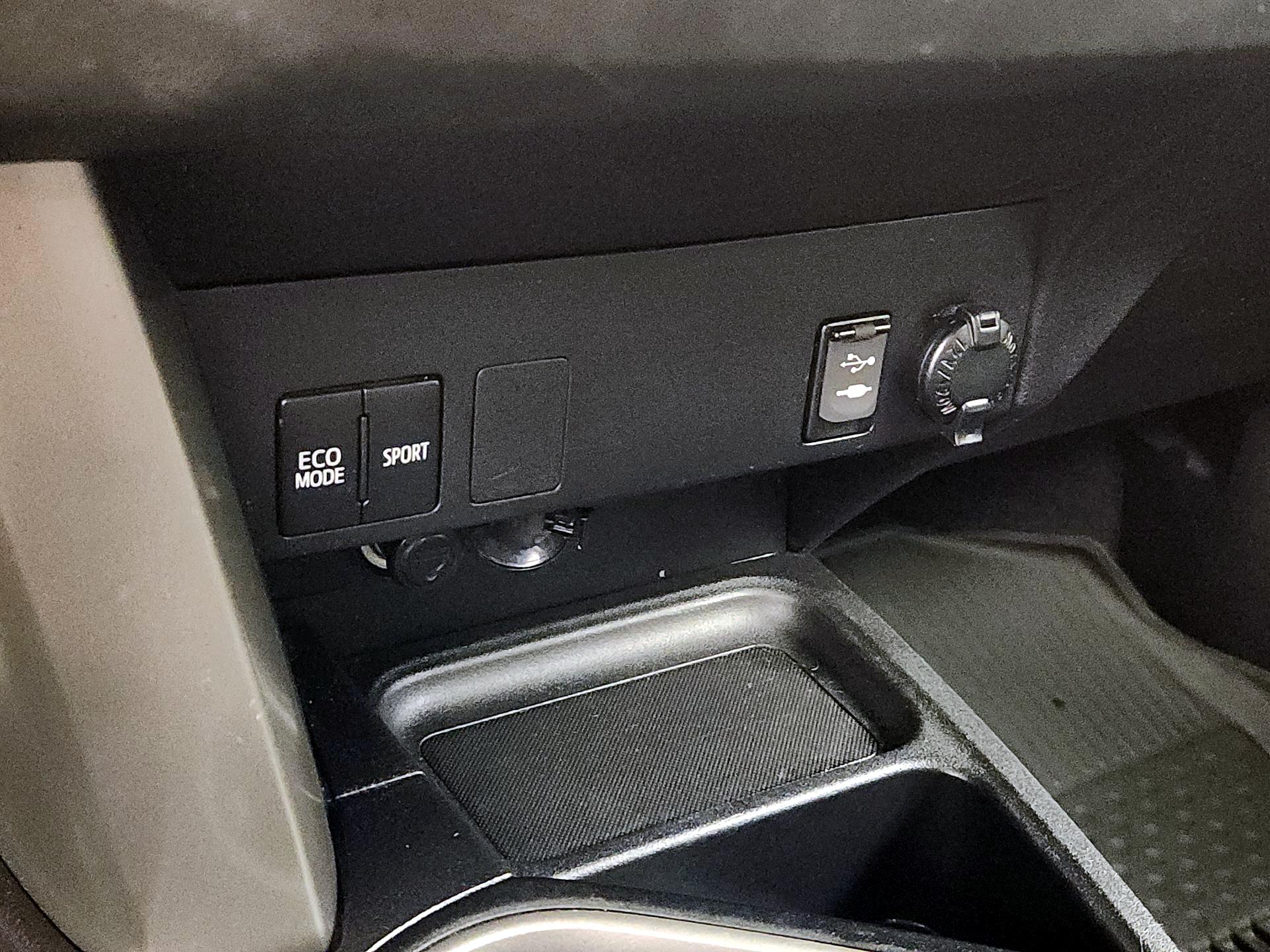 Thumbnail: 2017 Toyota RAV4 - 18