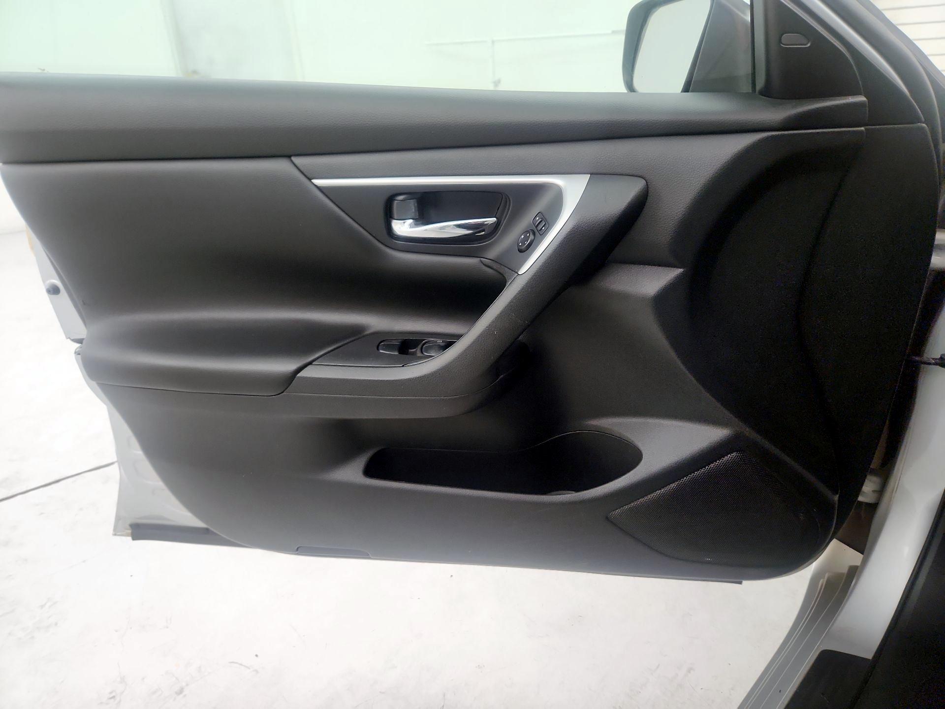 Thumbnail: 2017 Nissan Altima - 12