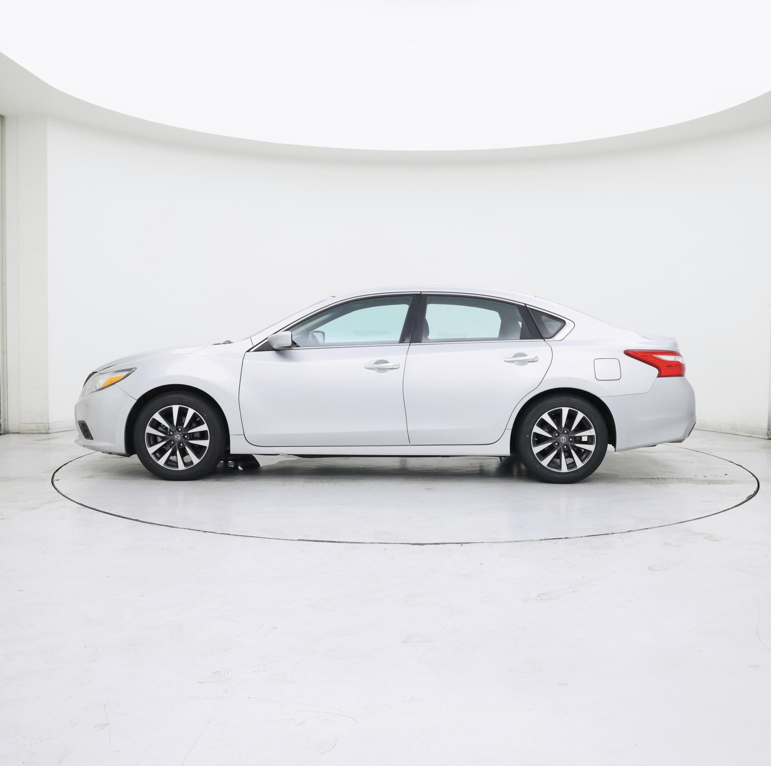 Thumbnail: 2017 Nissan Altima - 3