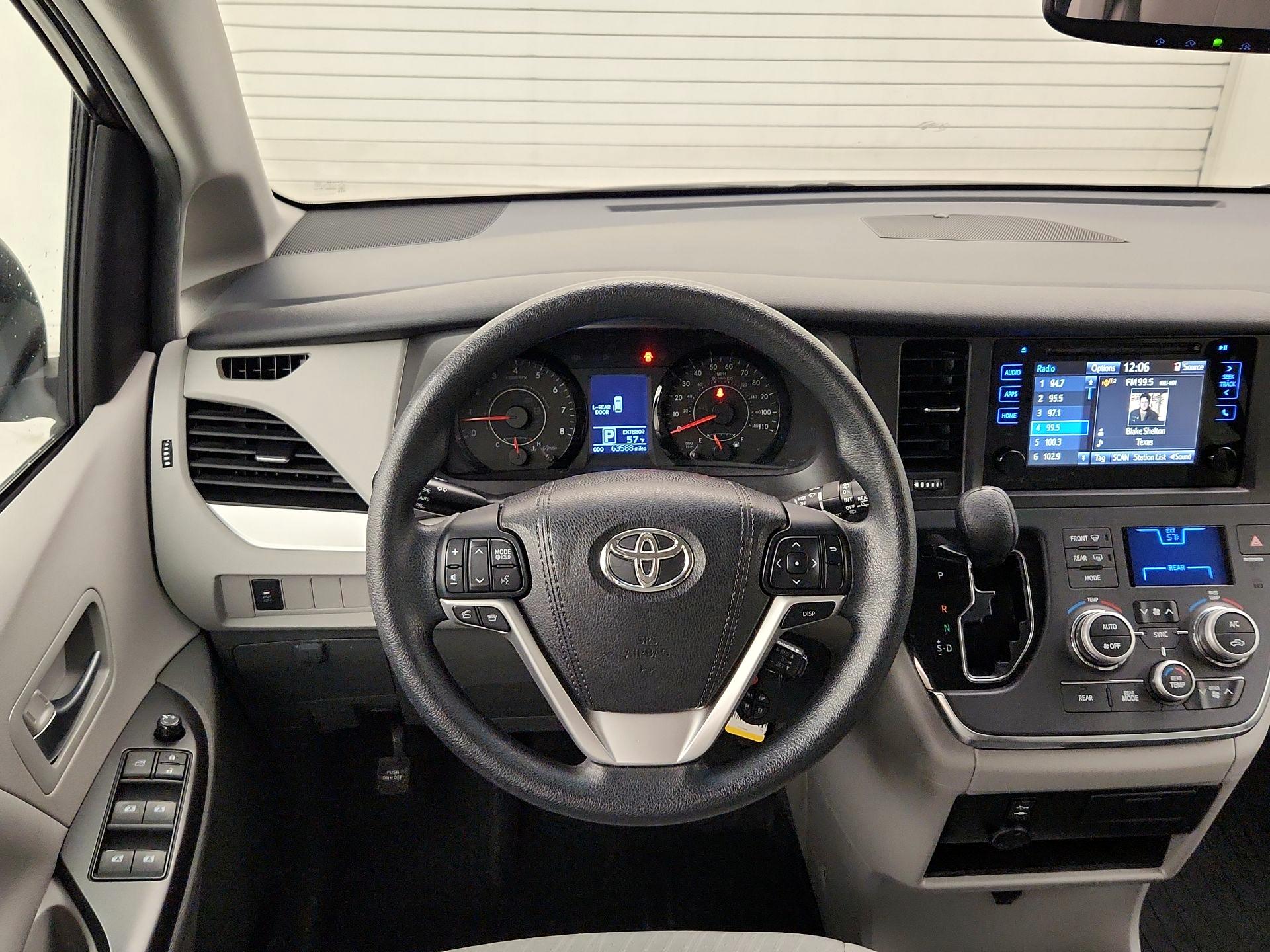 Thumbnail: 2017 Toyota Sienna - 10