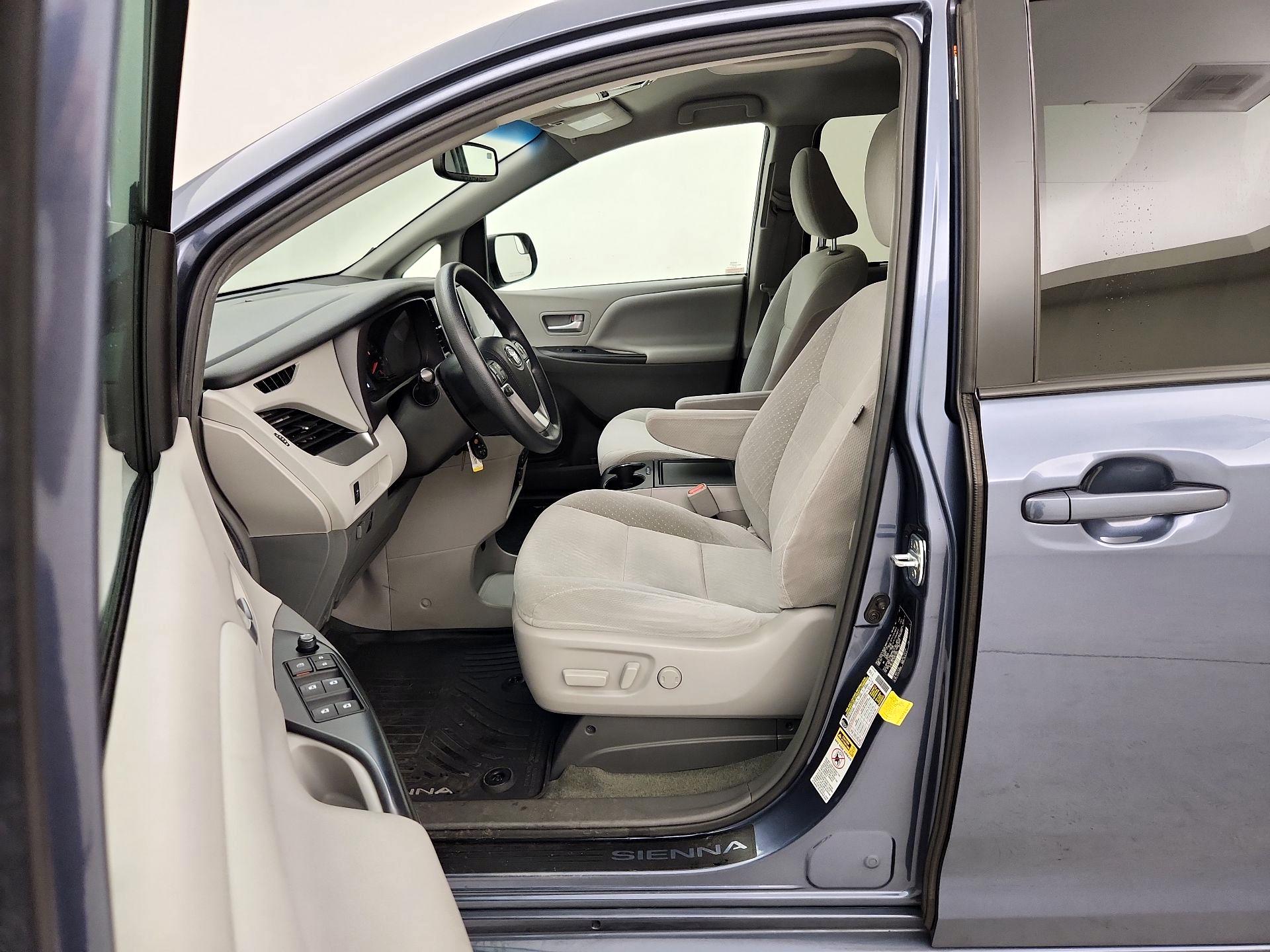 Thumbnail: 2017 Toyota Sienna - 11