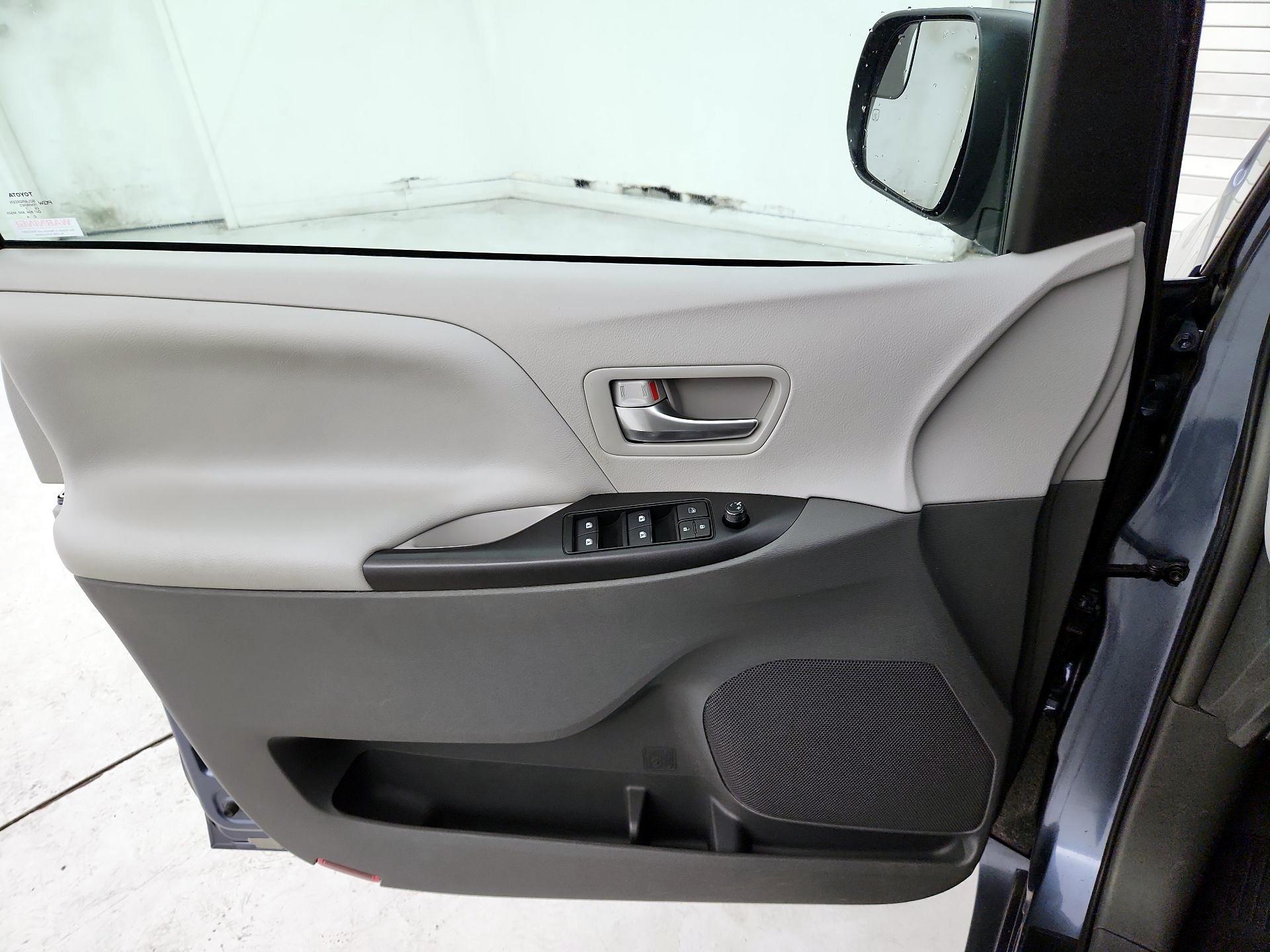 Thumbnail: 2017 Toyota Sienna - 12