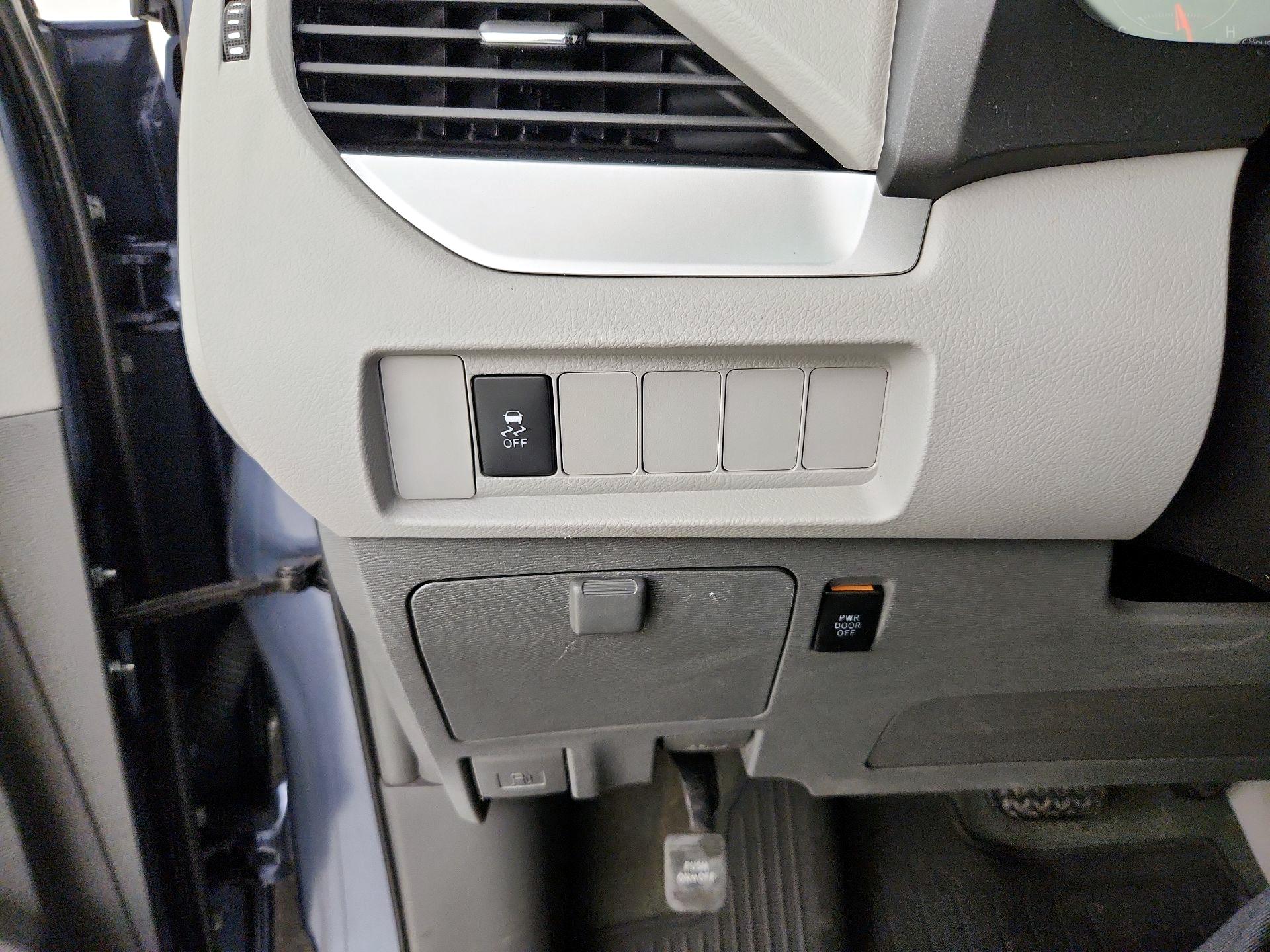 Thumbnail: 2017 Toyota Sienna - 13