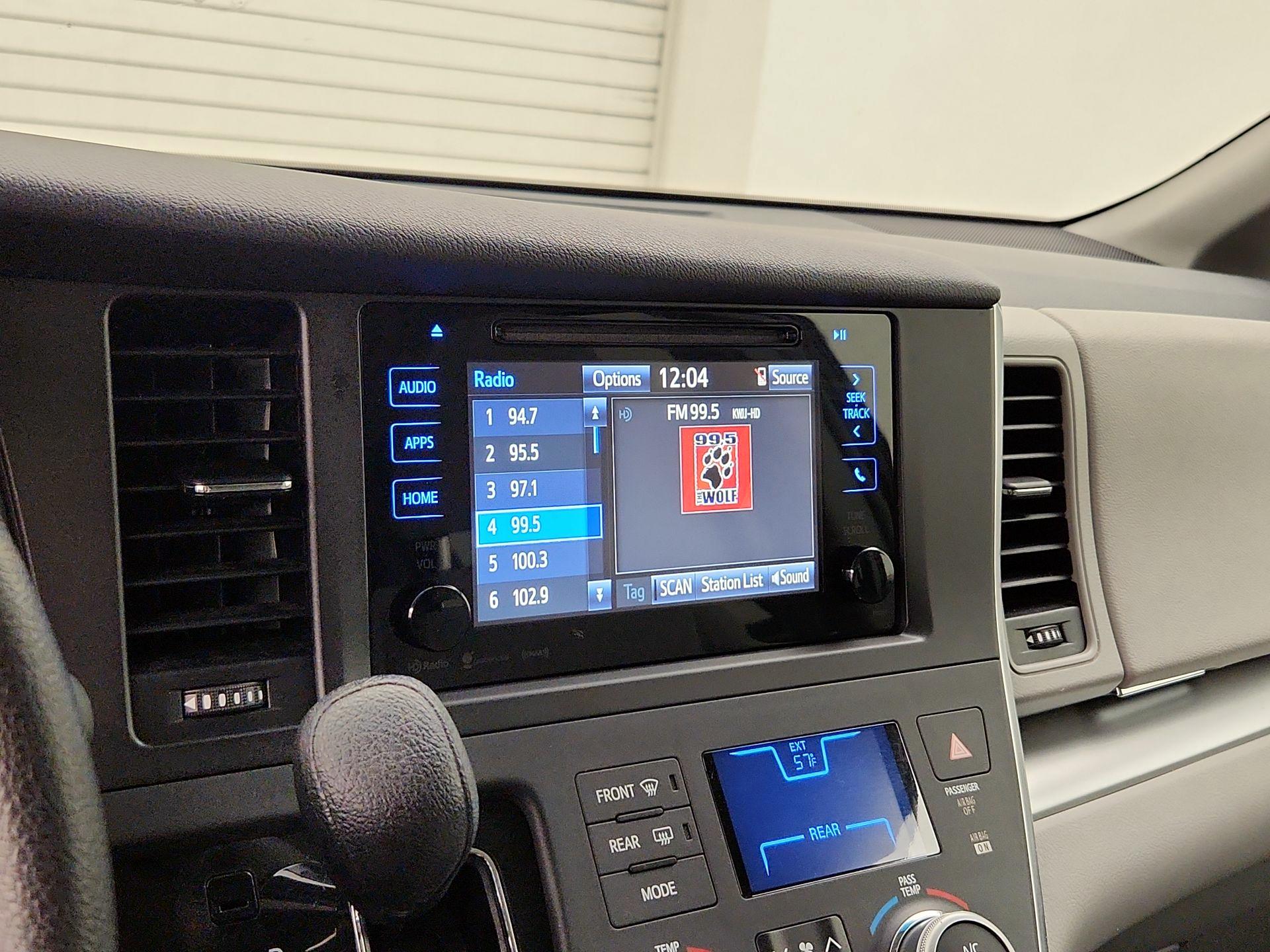 Thumbnail: 2017 Toyota Sienna - 15