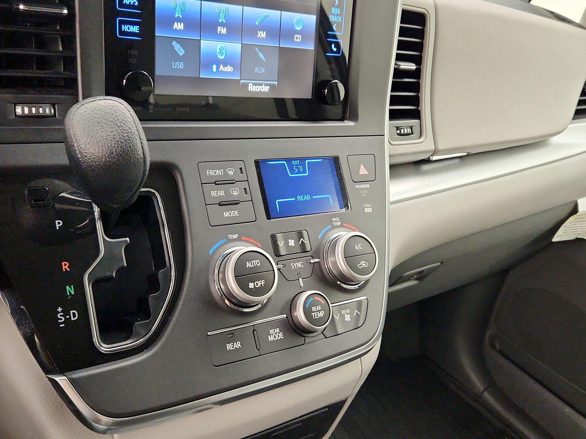 Thumbnail: 2017 Toyota Sienna - 16