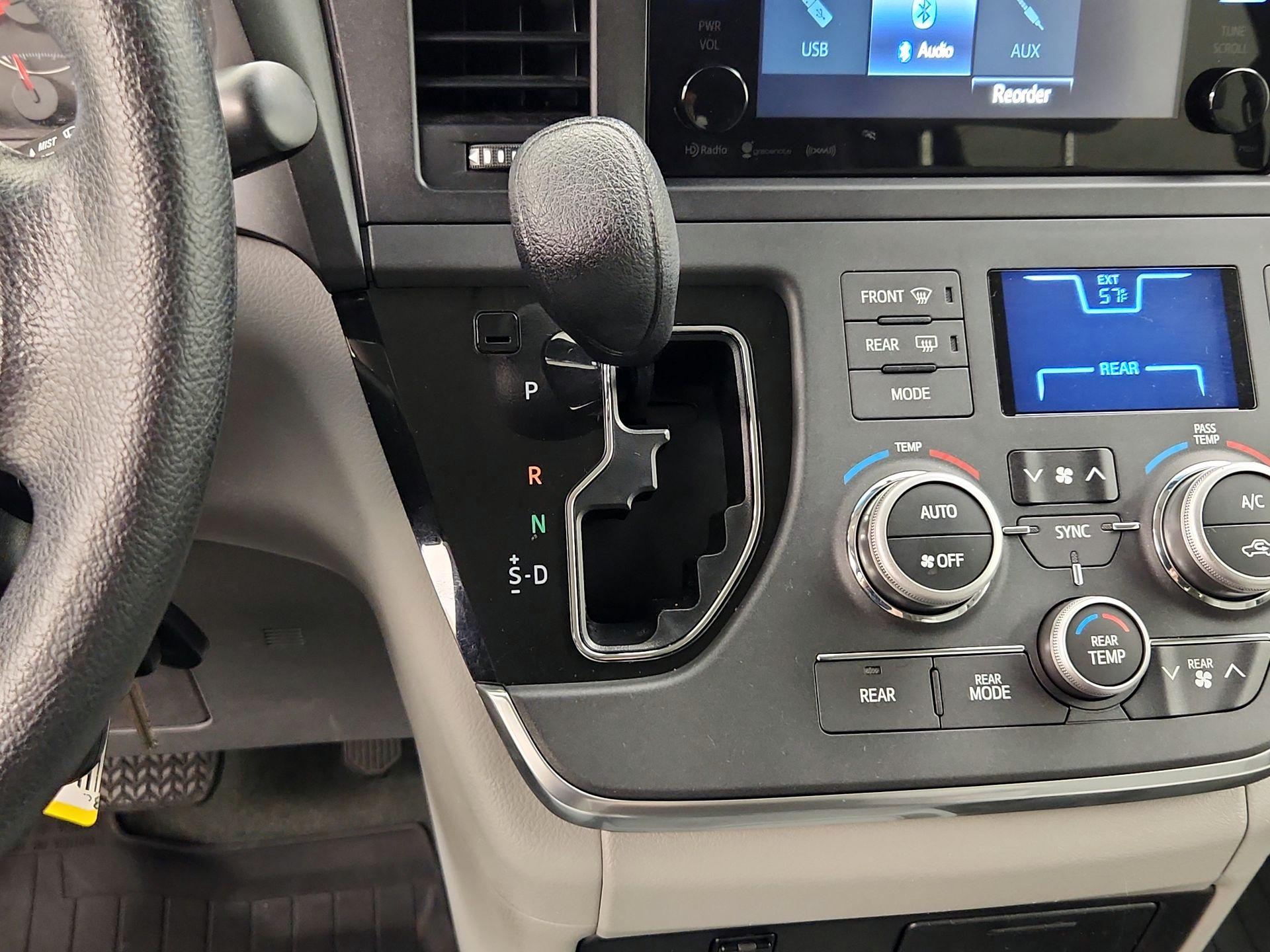 Thumbnail: 2017 Toyota Sienna - 17