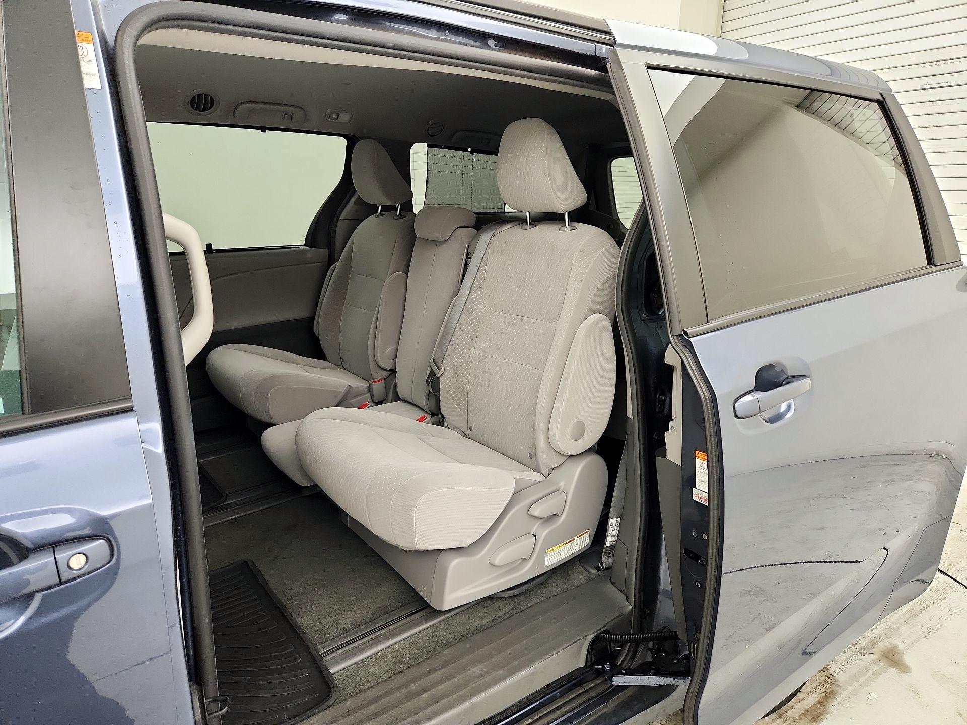 Thumbnail: 2017 Toyota Sienna - 19