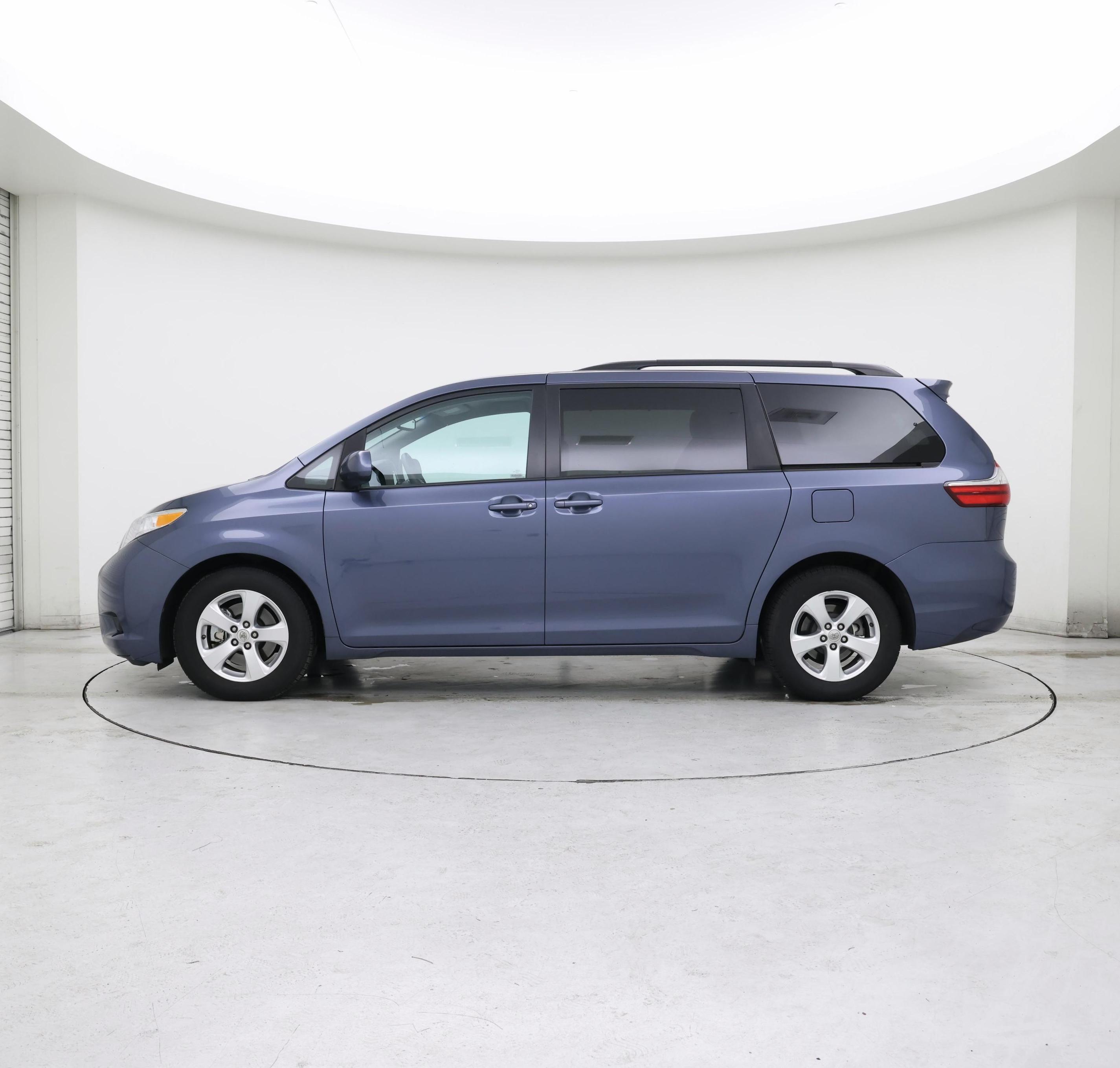 Thumbnail: 2017 Toyota Sienna - 3