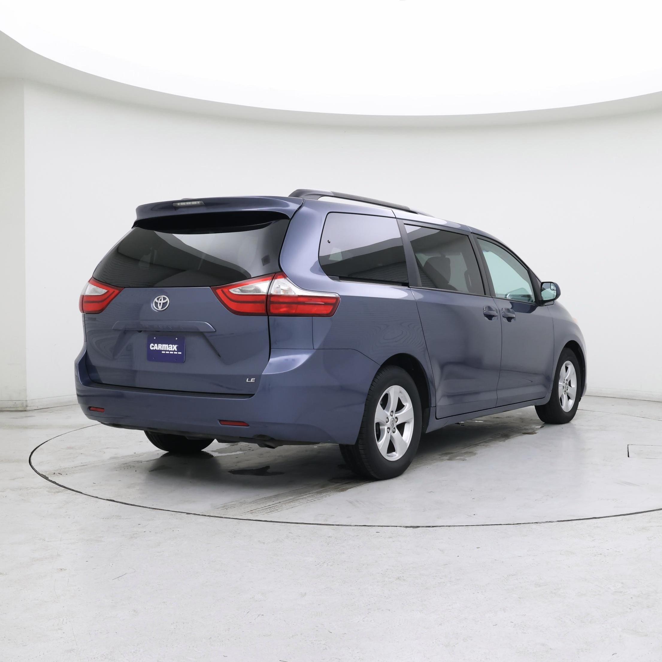 Thumbnail: 2017 Toyota Sienna - 8