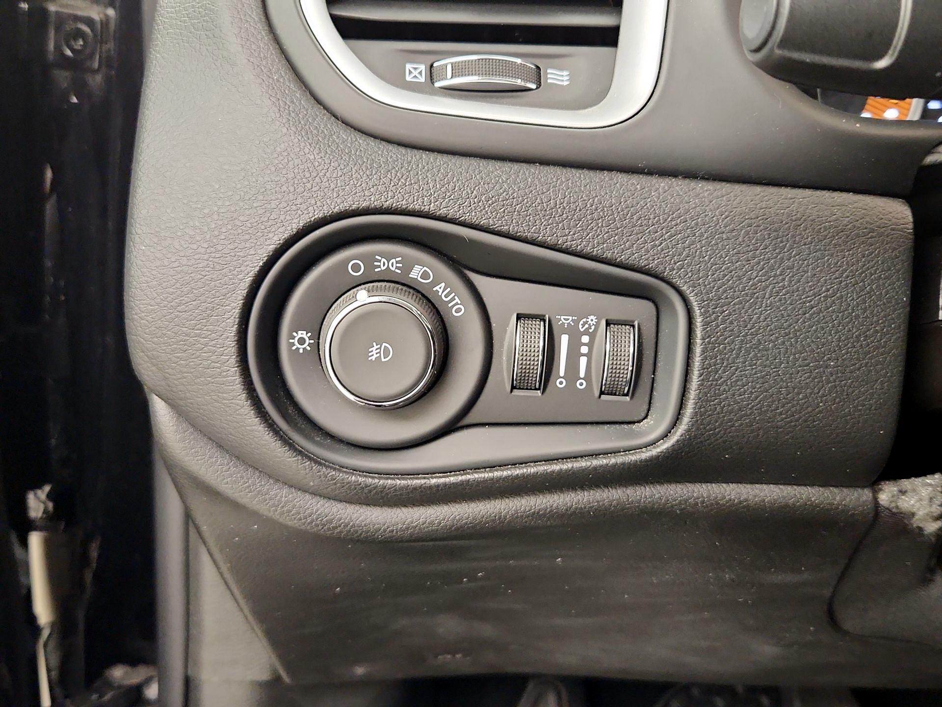 Thumbnail: 2020 Jeep Renegade - 13