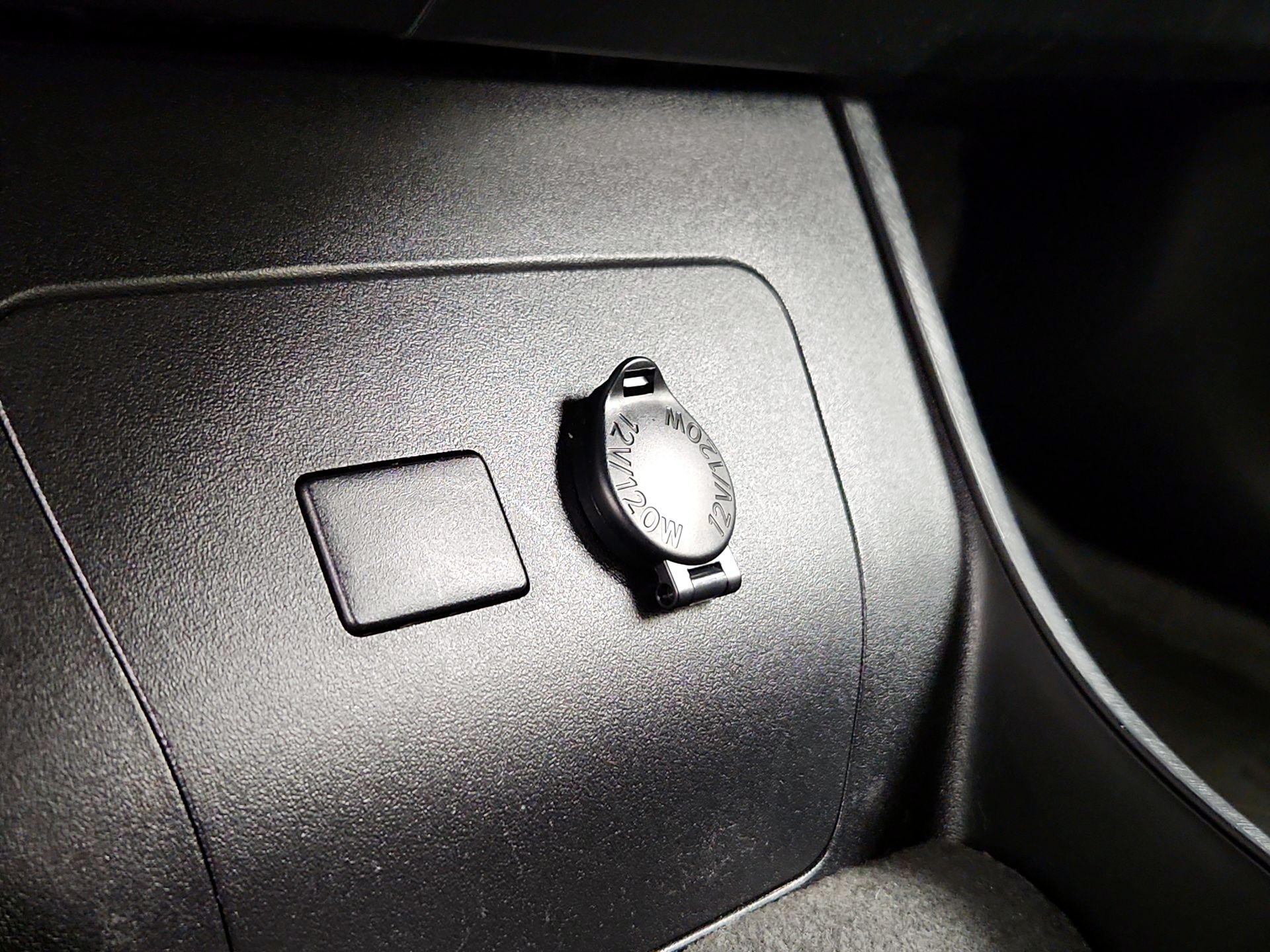 Thumbnail: 2015 Toyota Prius - 18