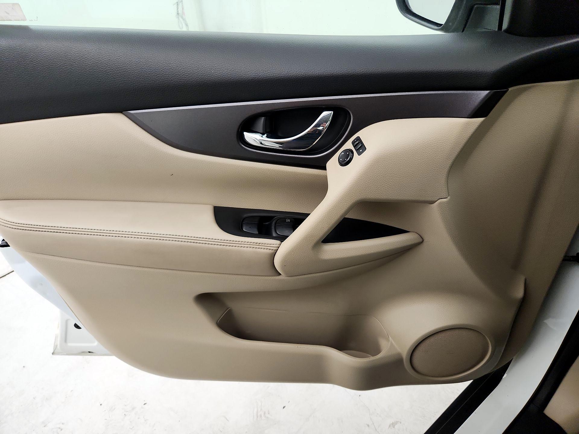 Thumbnail: 2016 Nissan Rogue - 12