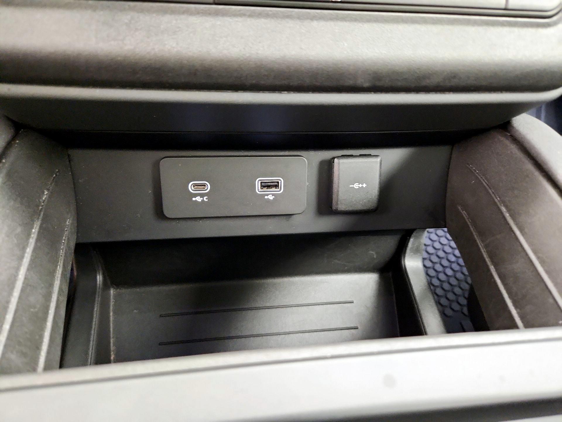 Thumbnail: 2023 Land Rover Defender - 18