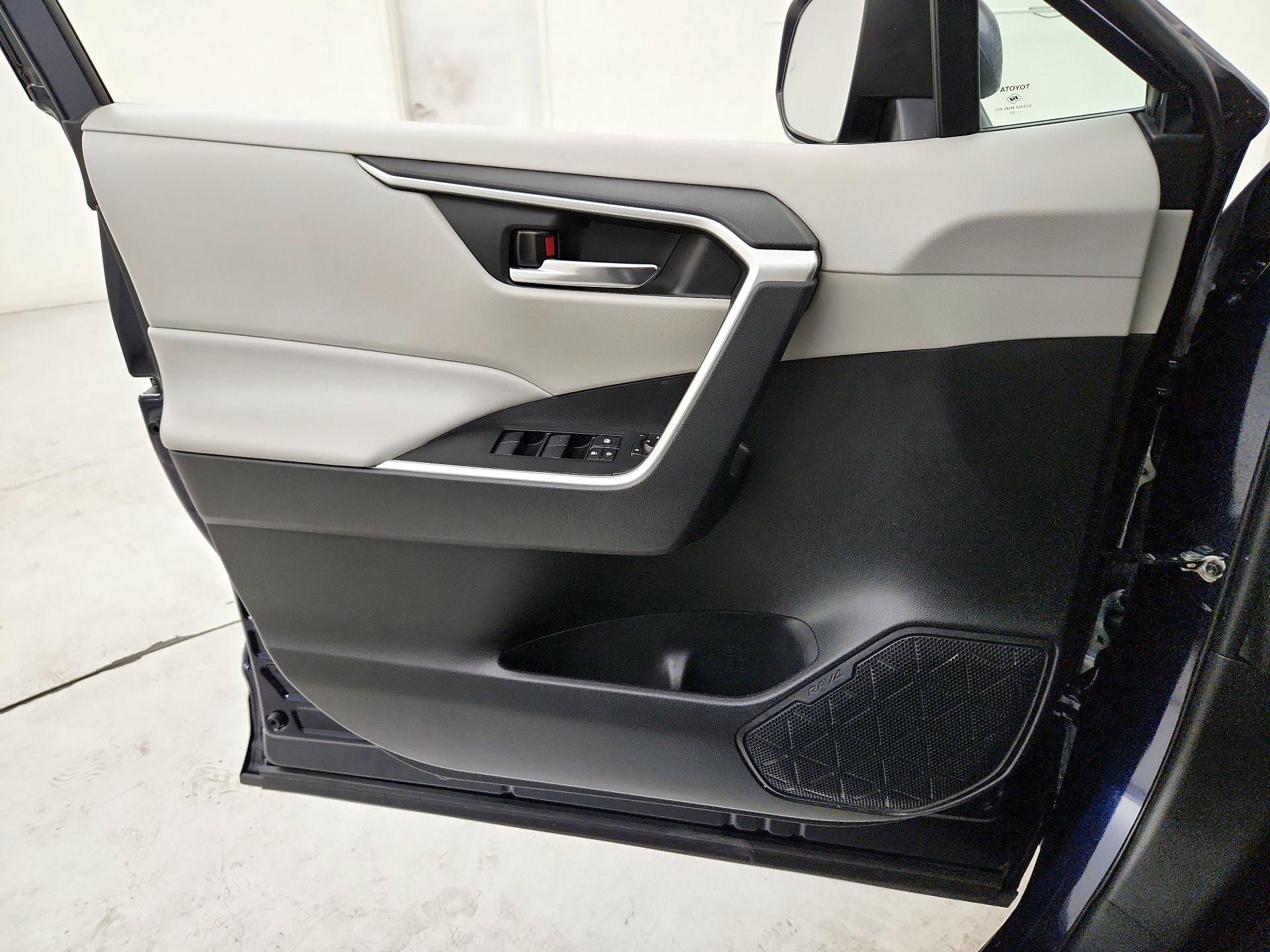 Thumbnail: 2021 Toyota RAV4 - 12