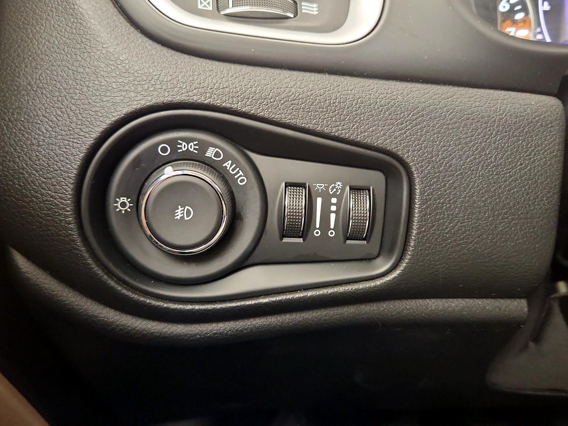 Thumbnail: 2015 Jeep Renegade - 13