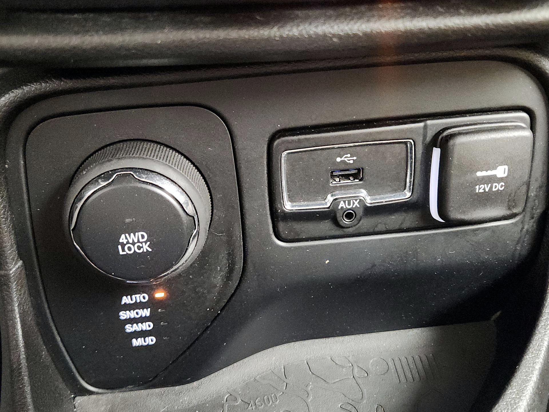 Thumbnail: 2015 Jeep Renegade - 18