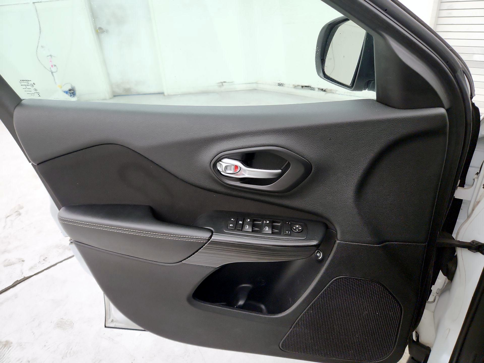 Thumbnail: 2015 Jeep Cherokee - 12