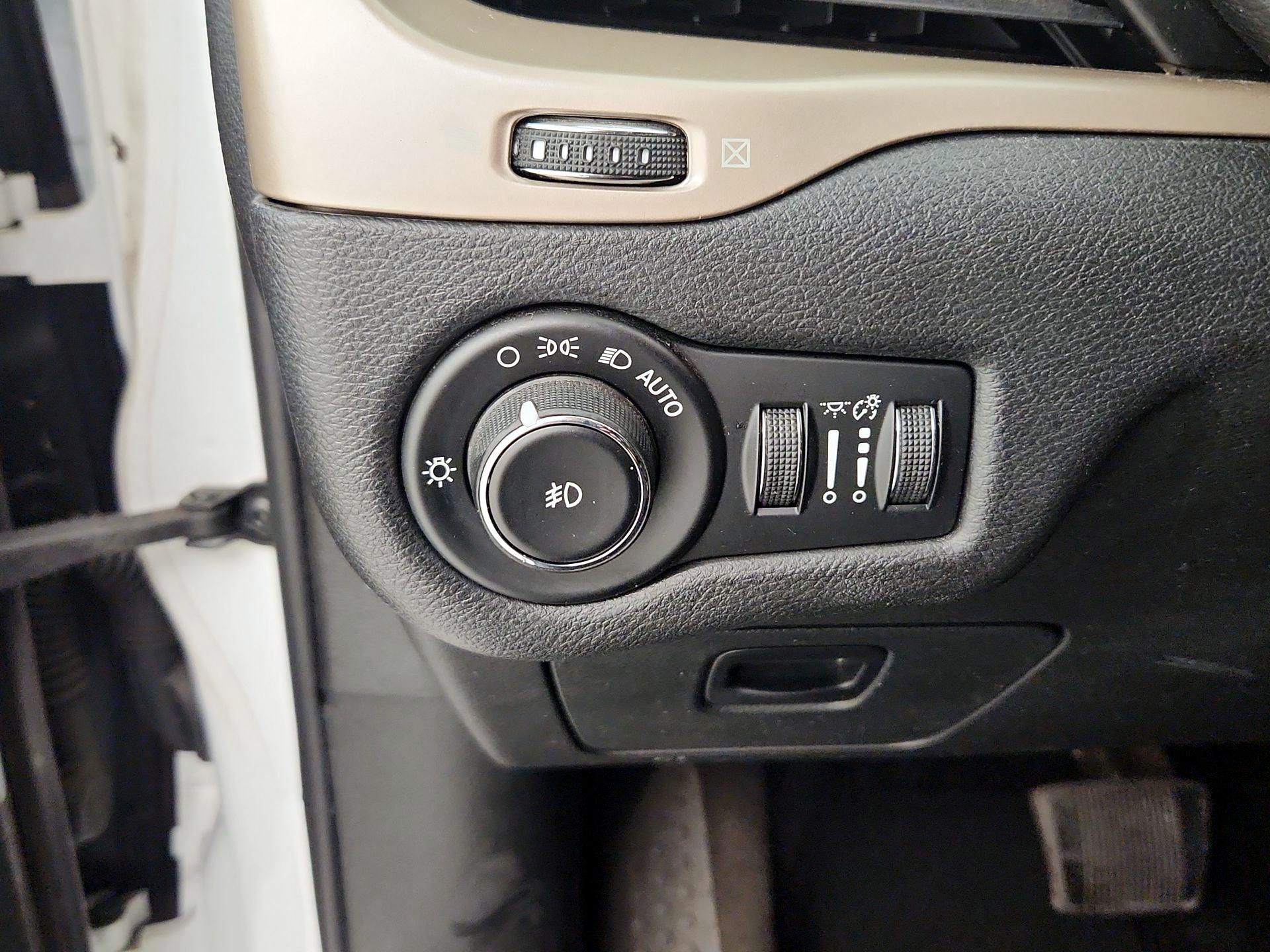 Thumbnail: 2015 Jeep Cherokee - 13