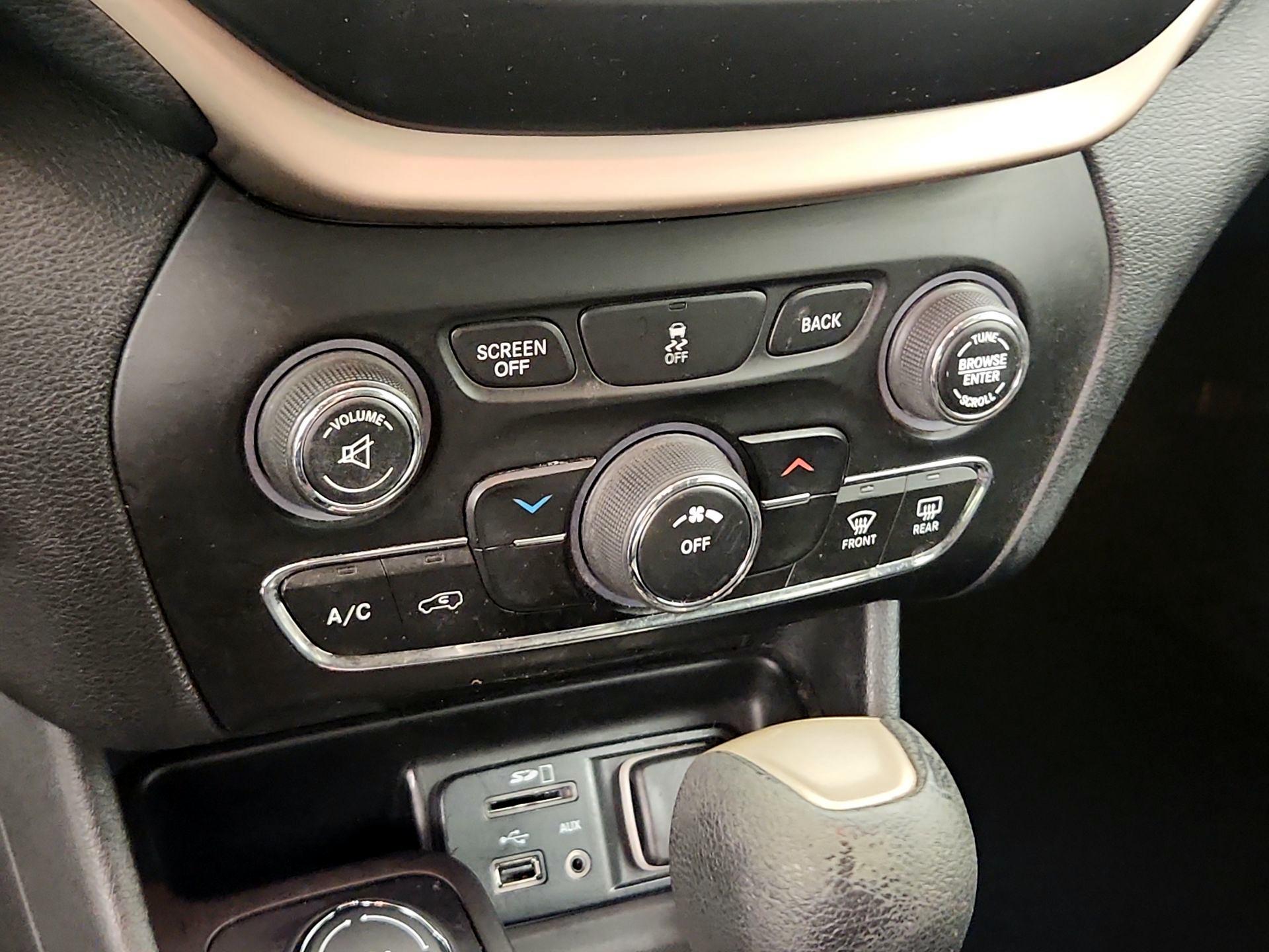 Thumbnail: 2015 Jeep Cherokee - 16
