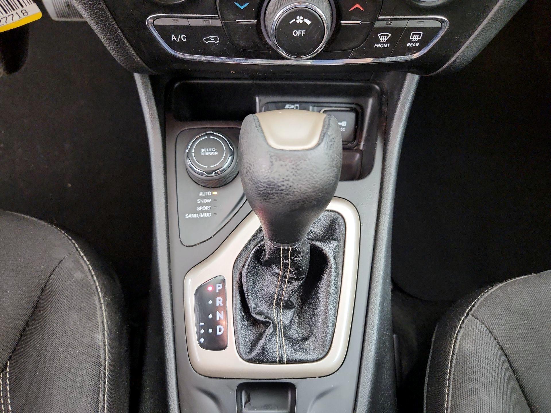 Thumbnail: 2015 Jeep Cherokee - 17