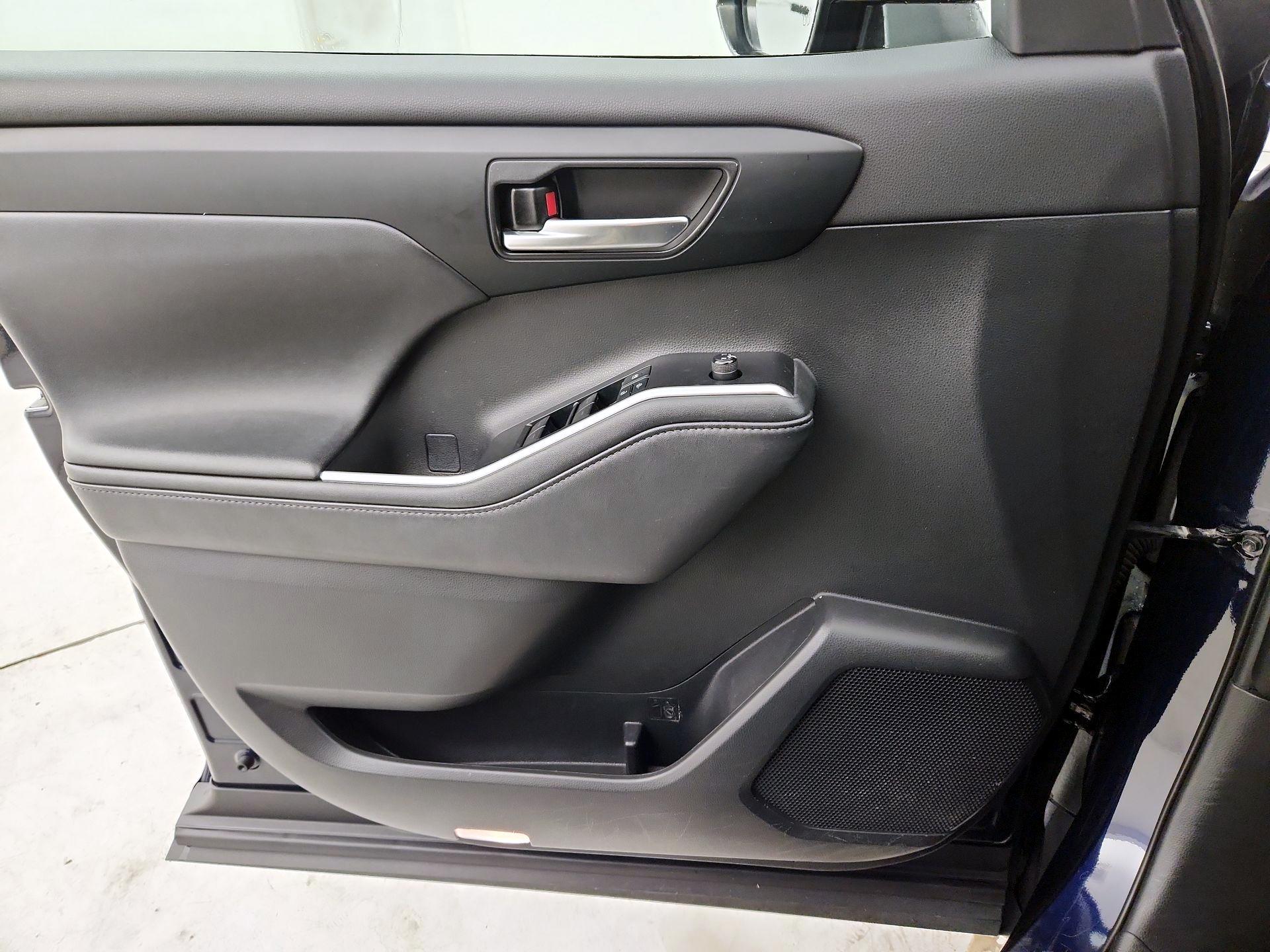 Thumbnail: 2021 Toyota Highlander - 12