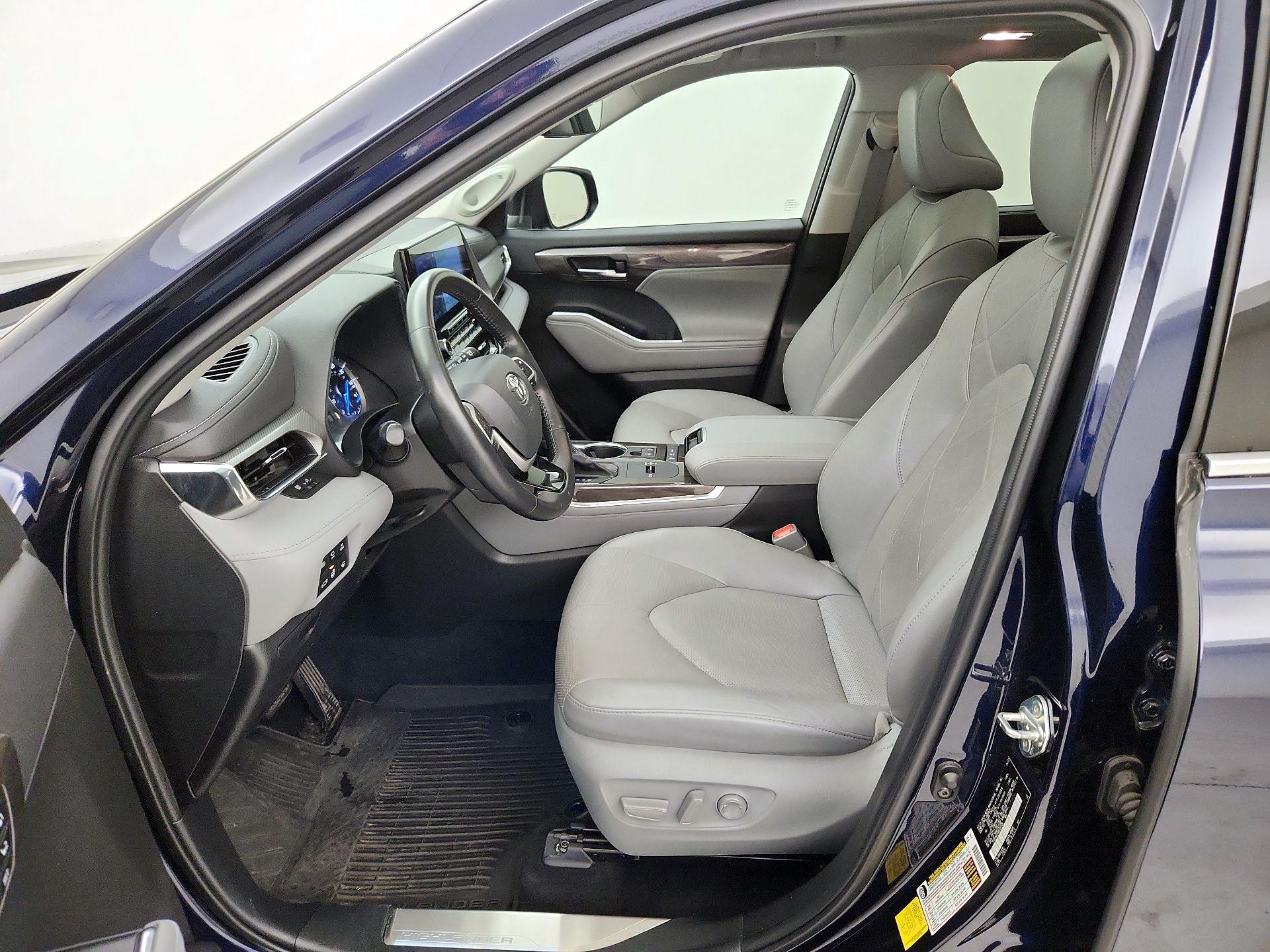 Thumbnail: 2022 Toyota Highlander - 11